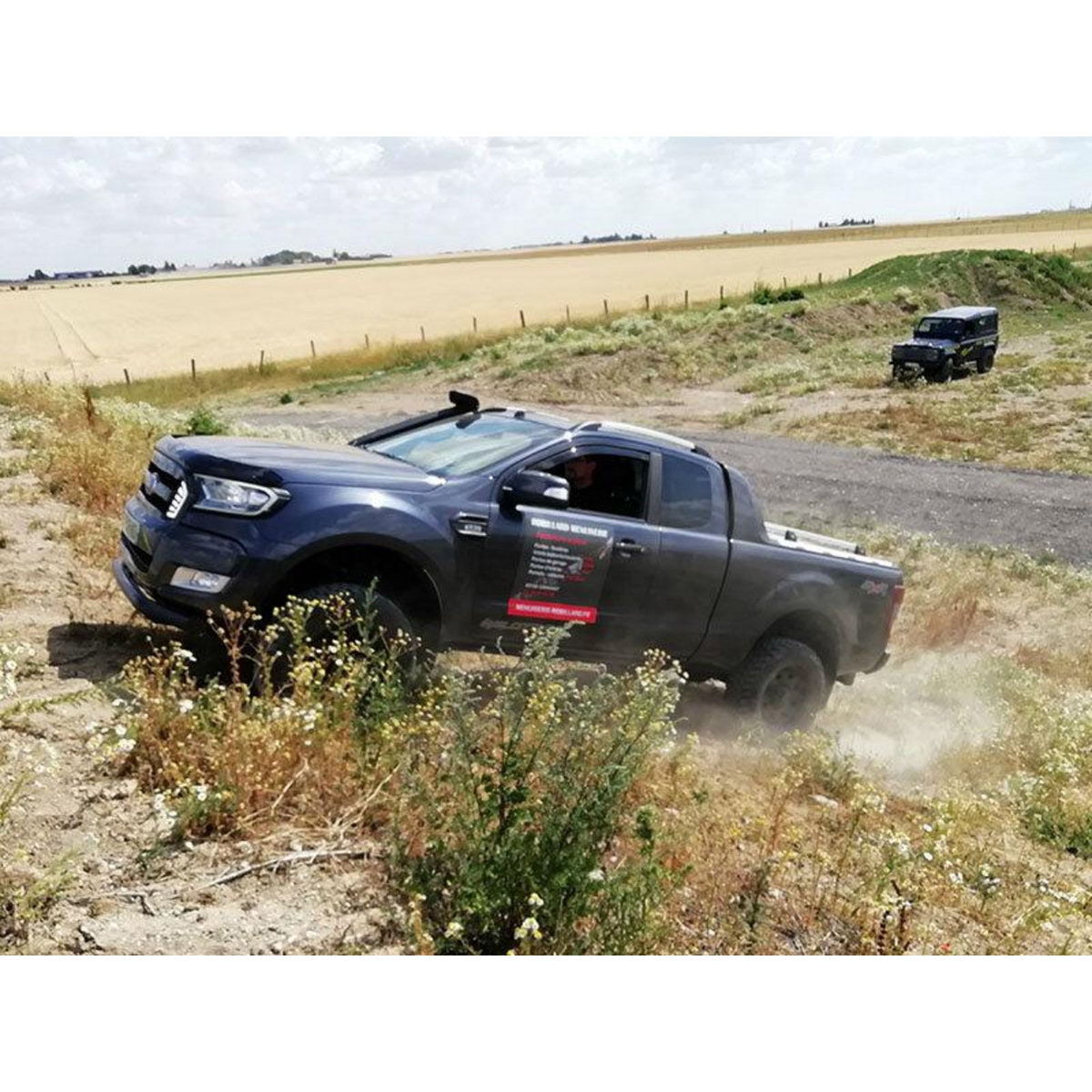 Smartbox Initiation de 4h à la conduite de véhicule de type 4x4 près d'Orléans - Coffret Cadeau Sport & Aventure