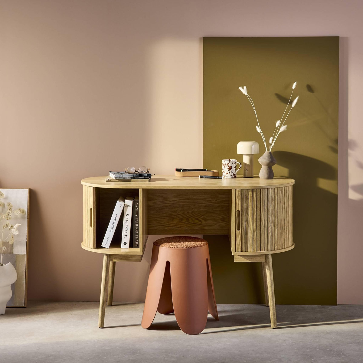 SWEEEK Bureau ovale effet bois rainuré avec deux espaces de rangement. L 120 x P 55 x H 77 cm