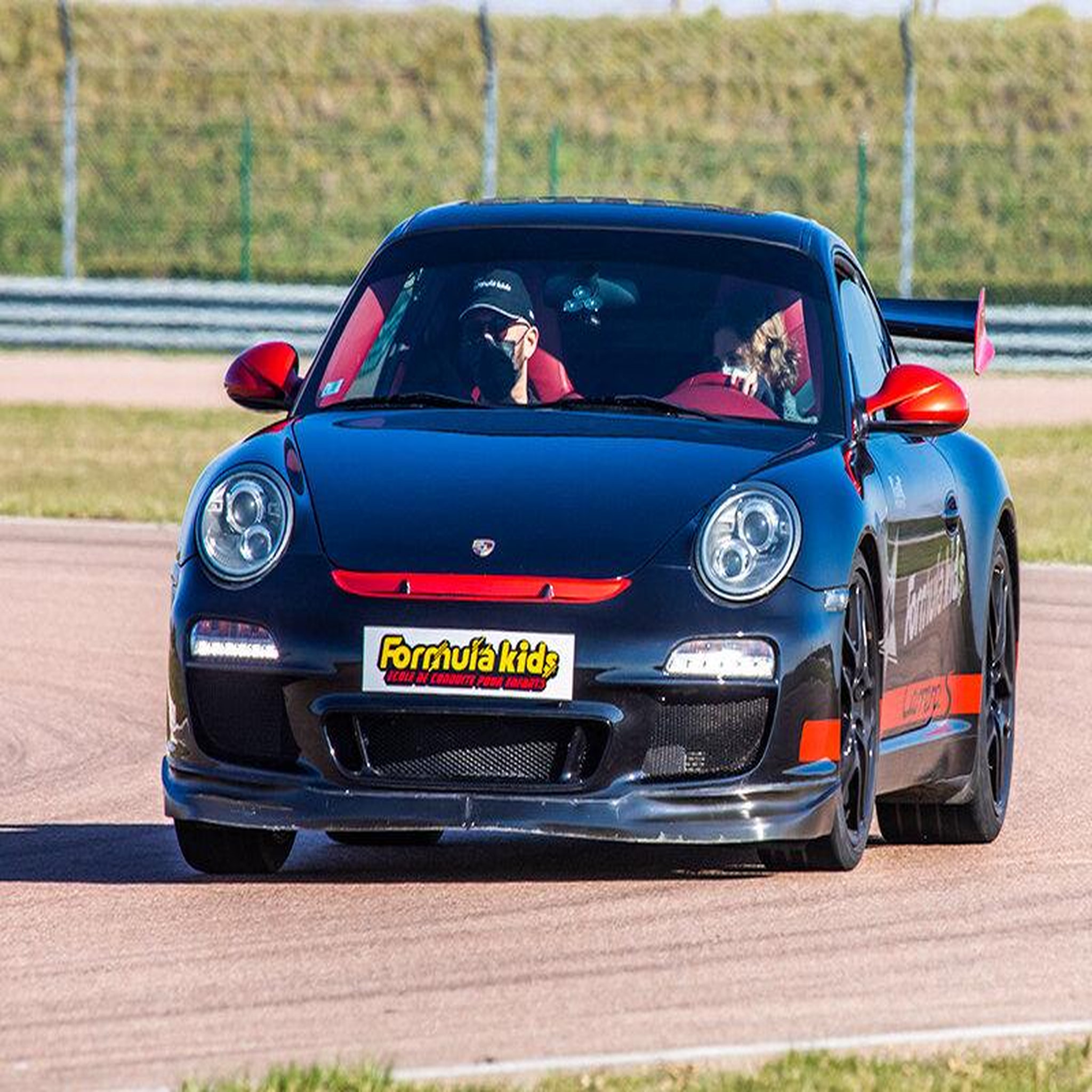 Voir la diapositive 4 : Smartbox Stage de pilotage enfant : 5 tours de circuit au volant d'une Porsche Carrera S 997 PDK Aerokit - Coffret Cadeau Sport & Aventure