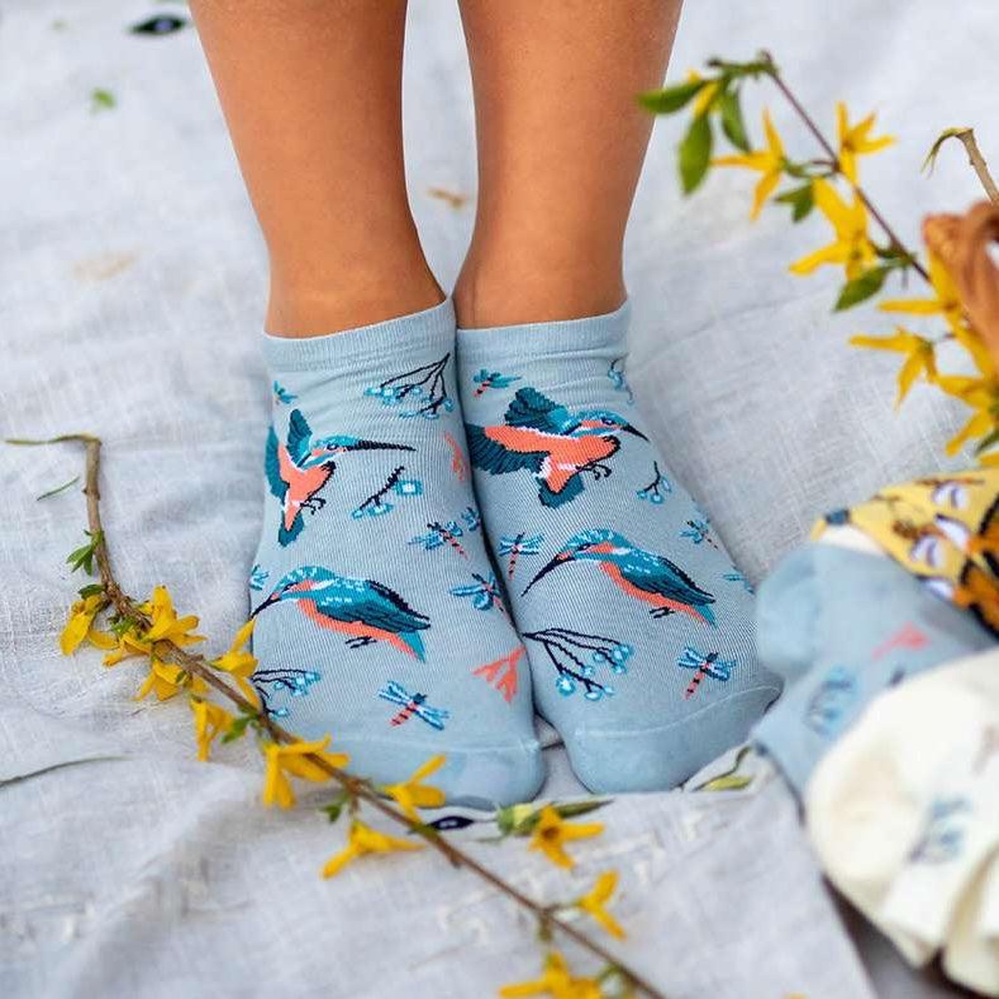 Voir la diapositive 3 : PIRIN HILL Socquettes en bambou oiseaux & fleurs - bleues claires