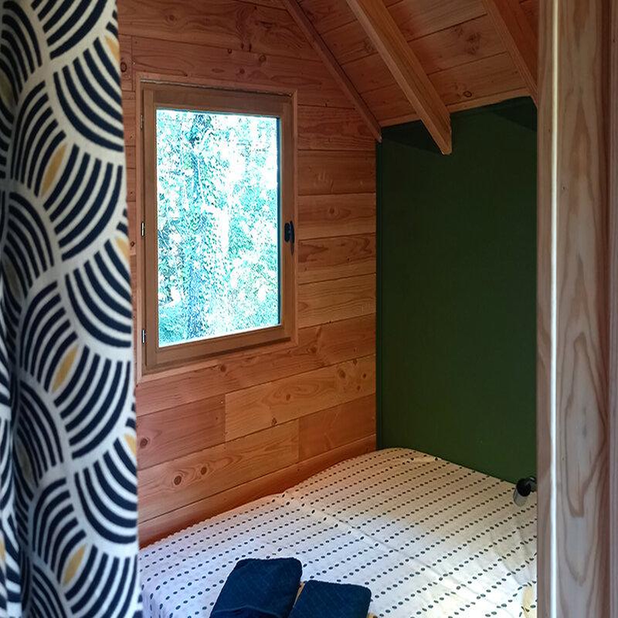 Voir la diapositive 4 : Smartbox 3 jours insolite en cabane pour 2 adultes et 1 enfant près de bergerac - coffret cadeau séjour