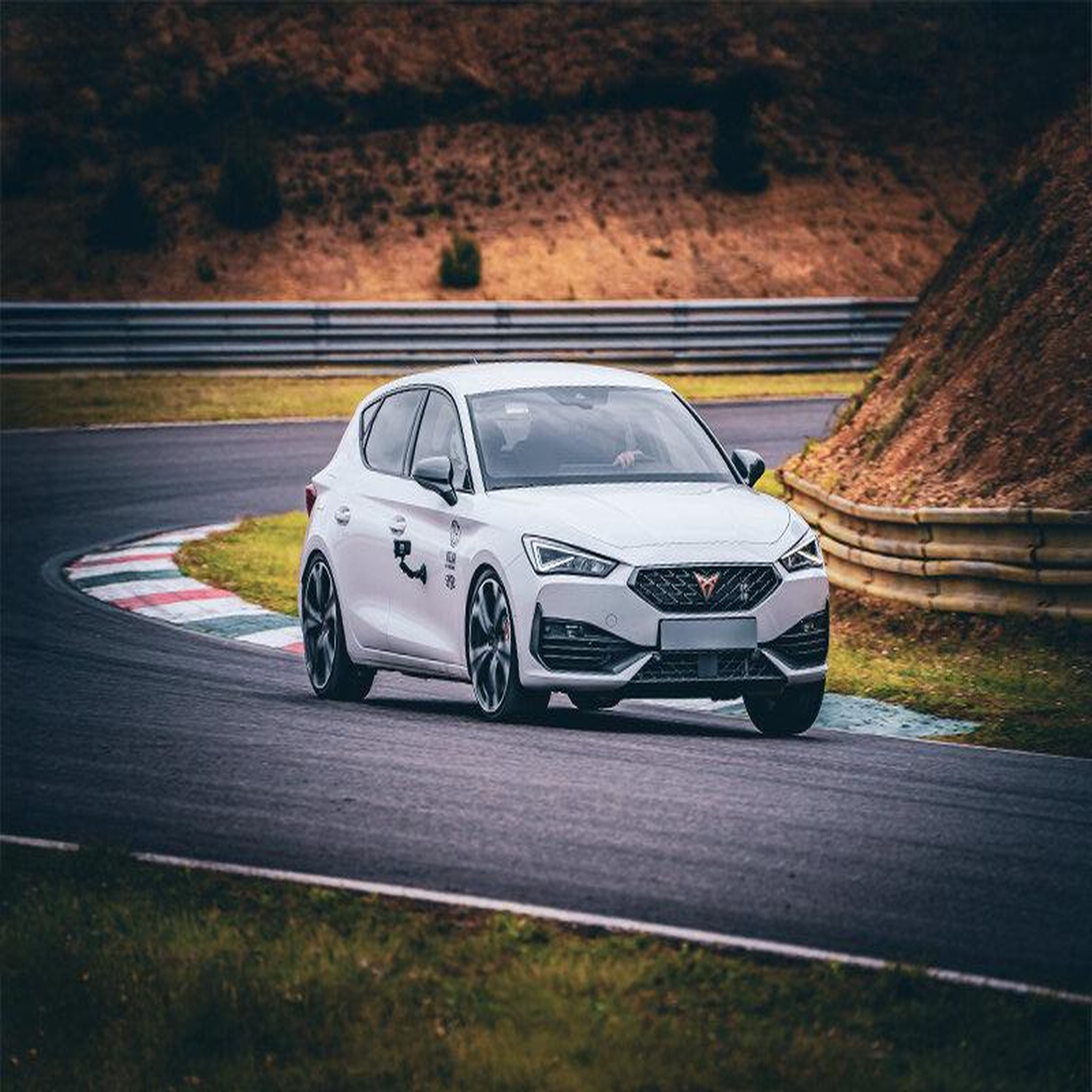 Voir la diapositive 2 : Smartbox Stage de pilotage : 6 tours sur le circuit du Val de Vienne en BMW Superberline 2.0 - Coffret Cadeau Sport & Aventure