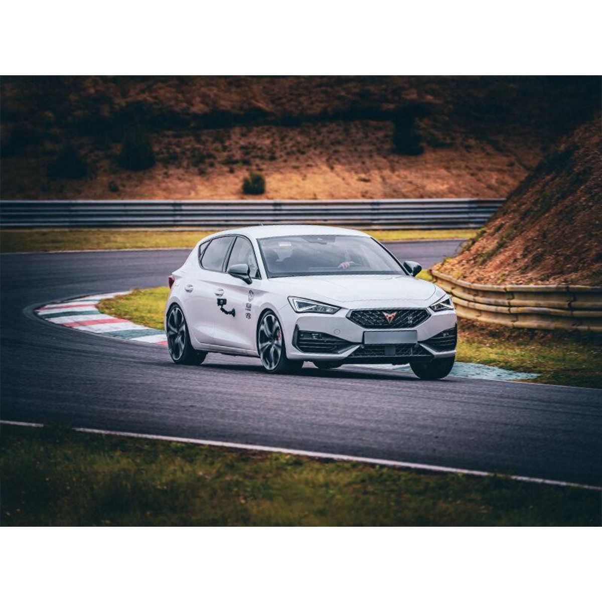 Smartbox Stage de pilotage : 6 tours sur le circuit du Val de Vienne en Cupra Leon ou en BMW Superberline 2.0 - Coffret Cadeau Sport & Aventure