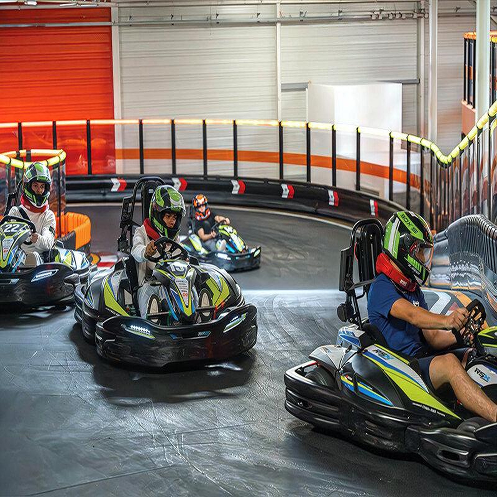 Voir la diapositive 4 : Smartbox 4 sessions de karting pour participer au red bull kart fight - coffret cadeau sport & aventure
