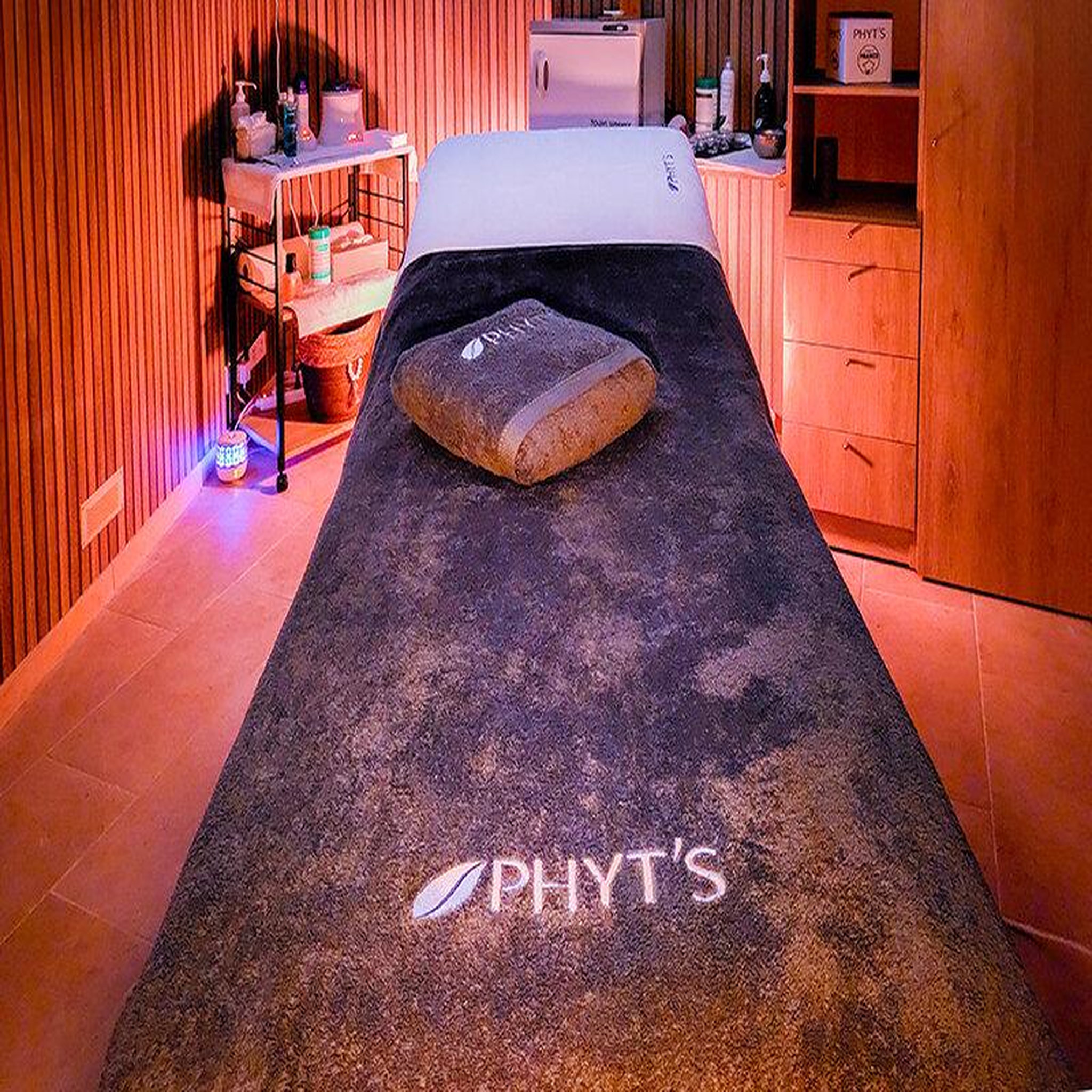 Voir la diapositive 2 : Smartbox Massage et accès au spa d'un hôtel 4* à saint-raphaël - coffret cadeau bien-être