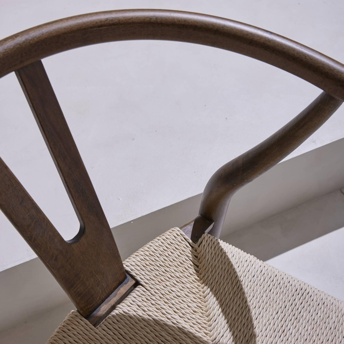 SWEEEK Lot de deux chaises vintage marron vieilli en bois d'hévéa avec assise en cordes et dossier arrondi