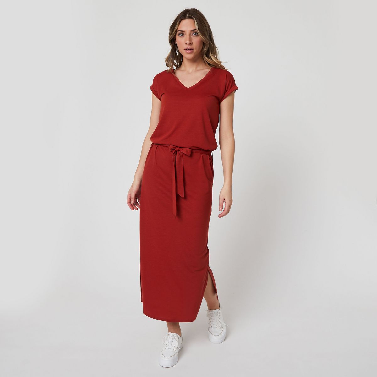 IN EXTENSO Robe longue ceinturée rouge brique femme