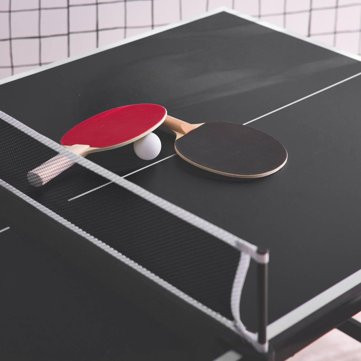 SWEEEK Mini table de ping pong pliable 150x75cm INDOOR, avec 4 raquettes et 6 balles, pour utilisation intérieure