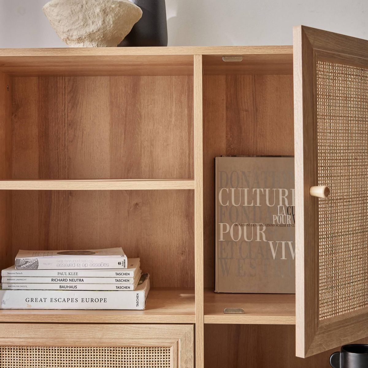 SWEEEK Buffet de rangement cannage et effet bois. buffet haut. vaisselier. 2 portes et 2 étagères style bohème 90cm