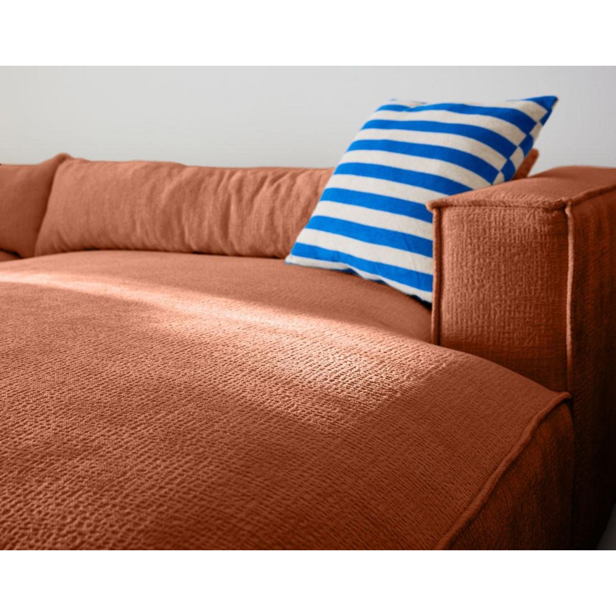 LISA DESIGN Ela - canapé d'angle droit 4 places - en tissu velours relief