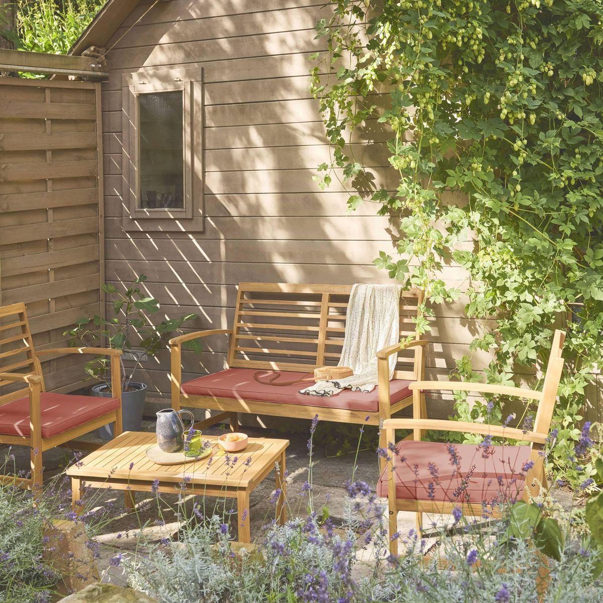 SWEEEK Salon de jardin CHLOE en bois d'acacia 4 places, avec coussins en polyester, un canapé, une table, deux fauteuils