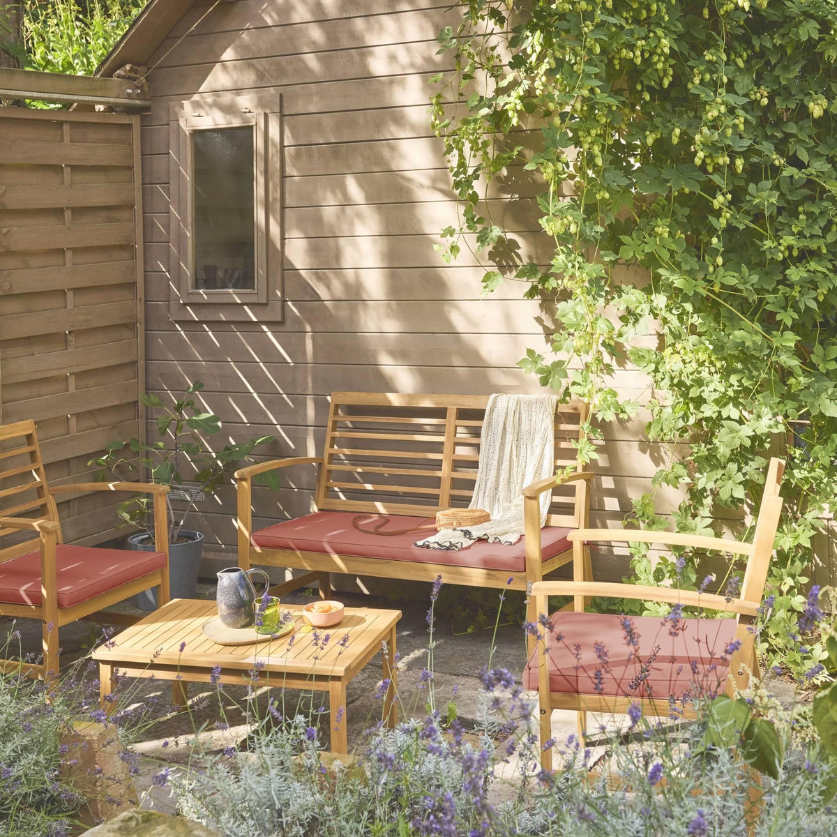 SWEEEK Salon de jardin CHLOE en bois d'acacia 4 places, avec coussins en polyester, un canapé, une table, deux fauteuils