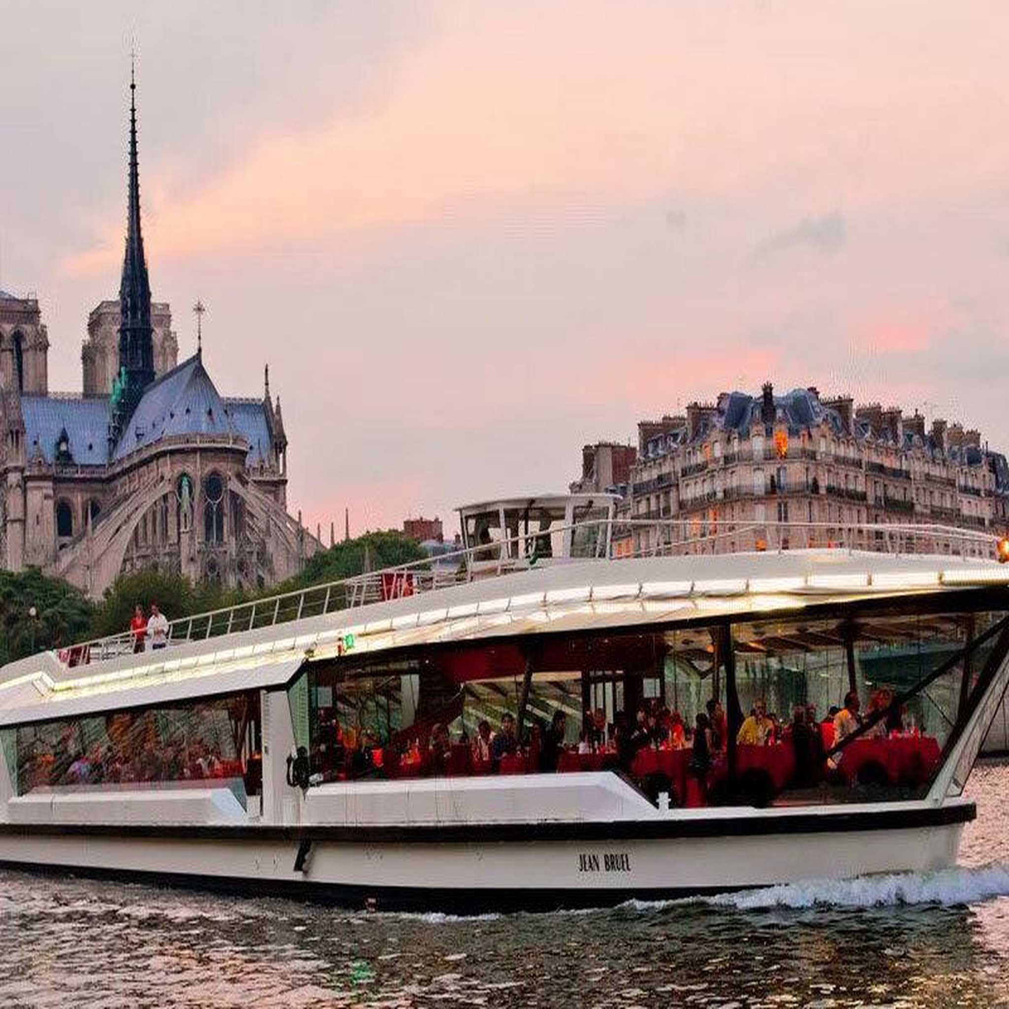 Voir la diapositive 3 : Smartbox Découverte de paris lors d'un dîner croisière excellence sur la seine pour 2 adultes - coffret cadeau gastronomie