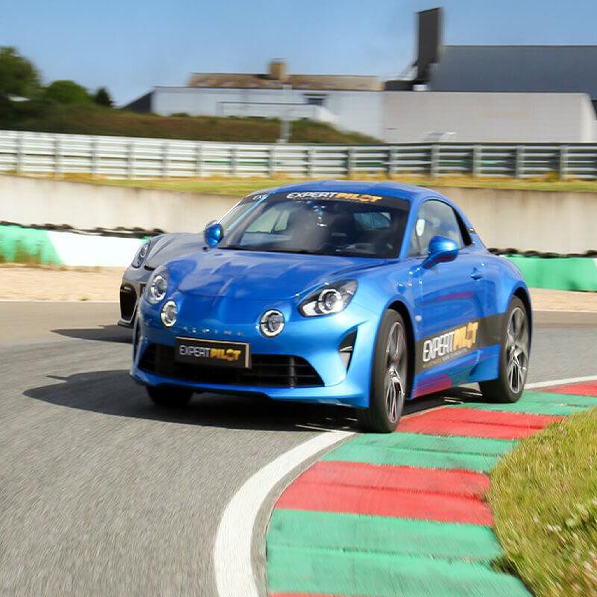 Voir la diapositive 4 : Smartbox Pilotage 8 tours de circuit en Porsche, Alpine ou Mégane RS sur le circuit Geoparc - Coffret Cadeau Sport & Aventure