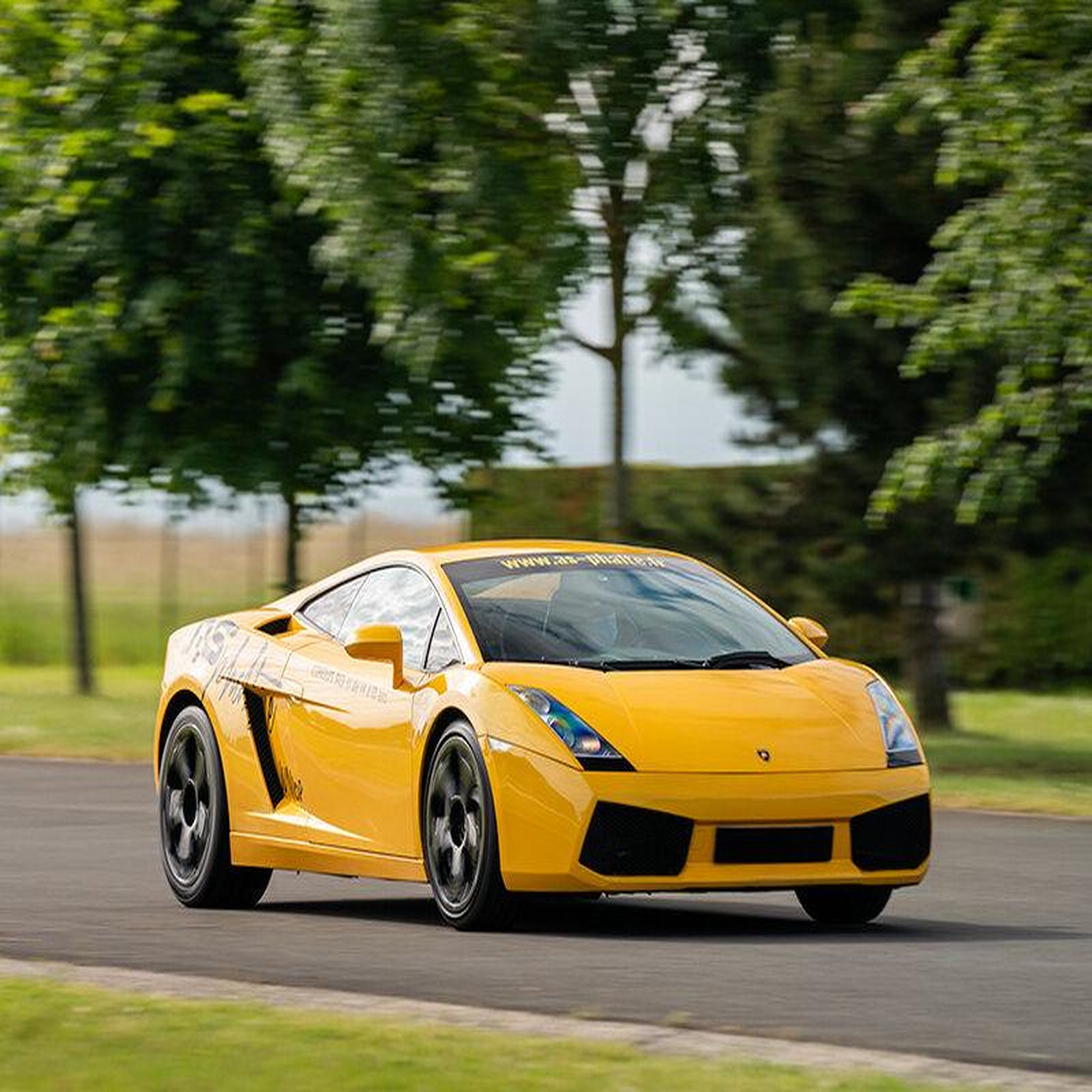 Voir la diapositive 4 : Smartbox Pilotage pour enfant : 2 tours sur circuit en Lamborghini Gallardo - Coffret Cadeau Sport & Aventure