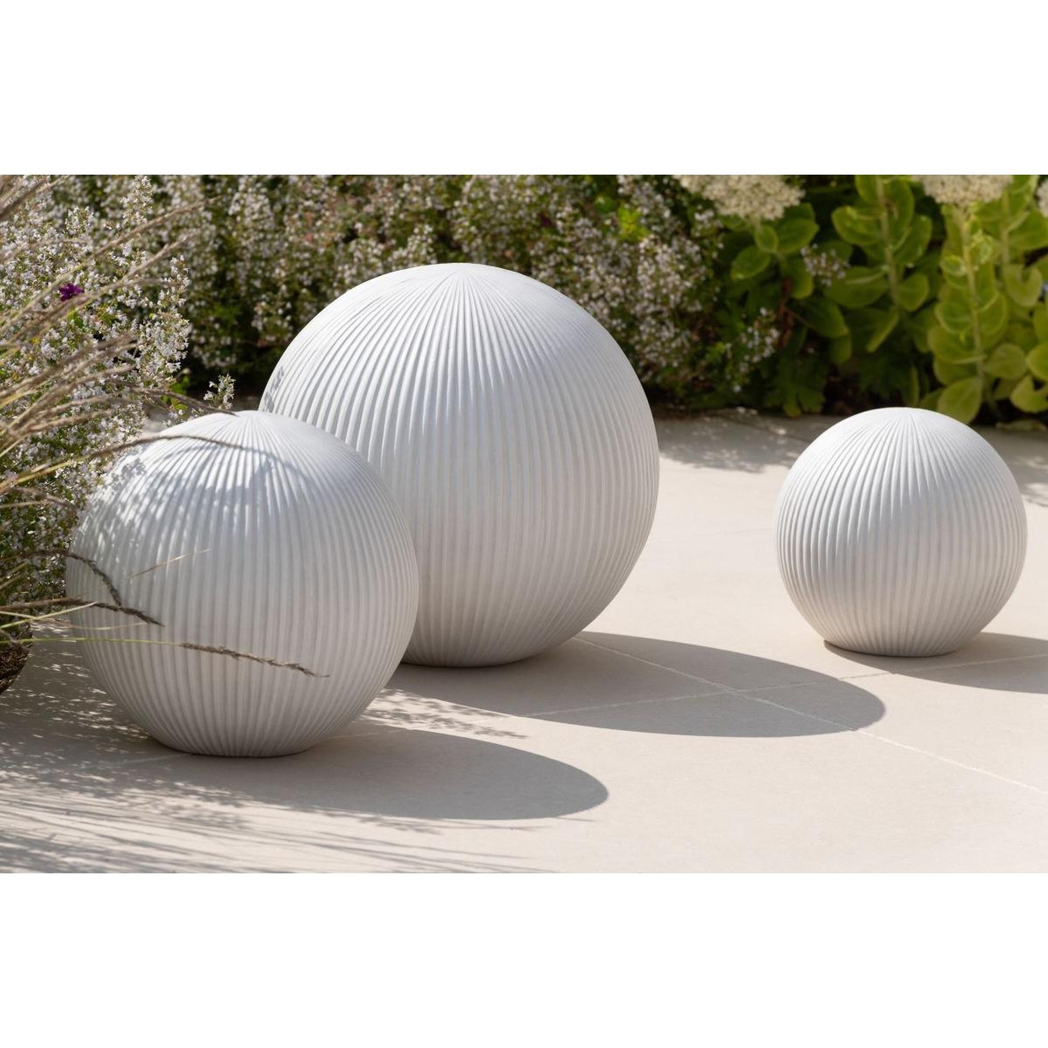 Voir la diapositive 4 : J-LINE Balle déco en argile  maryanne  39cm blanc