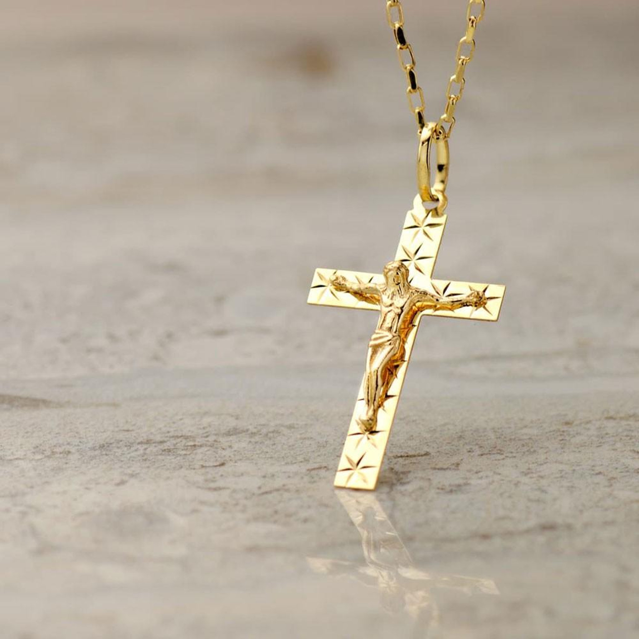 Voir la diapositive 2 : L'ATELIER D'AZUR Pendentif  - Médaille Christ sur la Croix Or 18 Carats 750 Jaune - Chaine Offerte