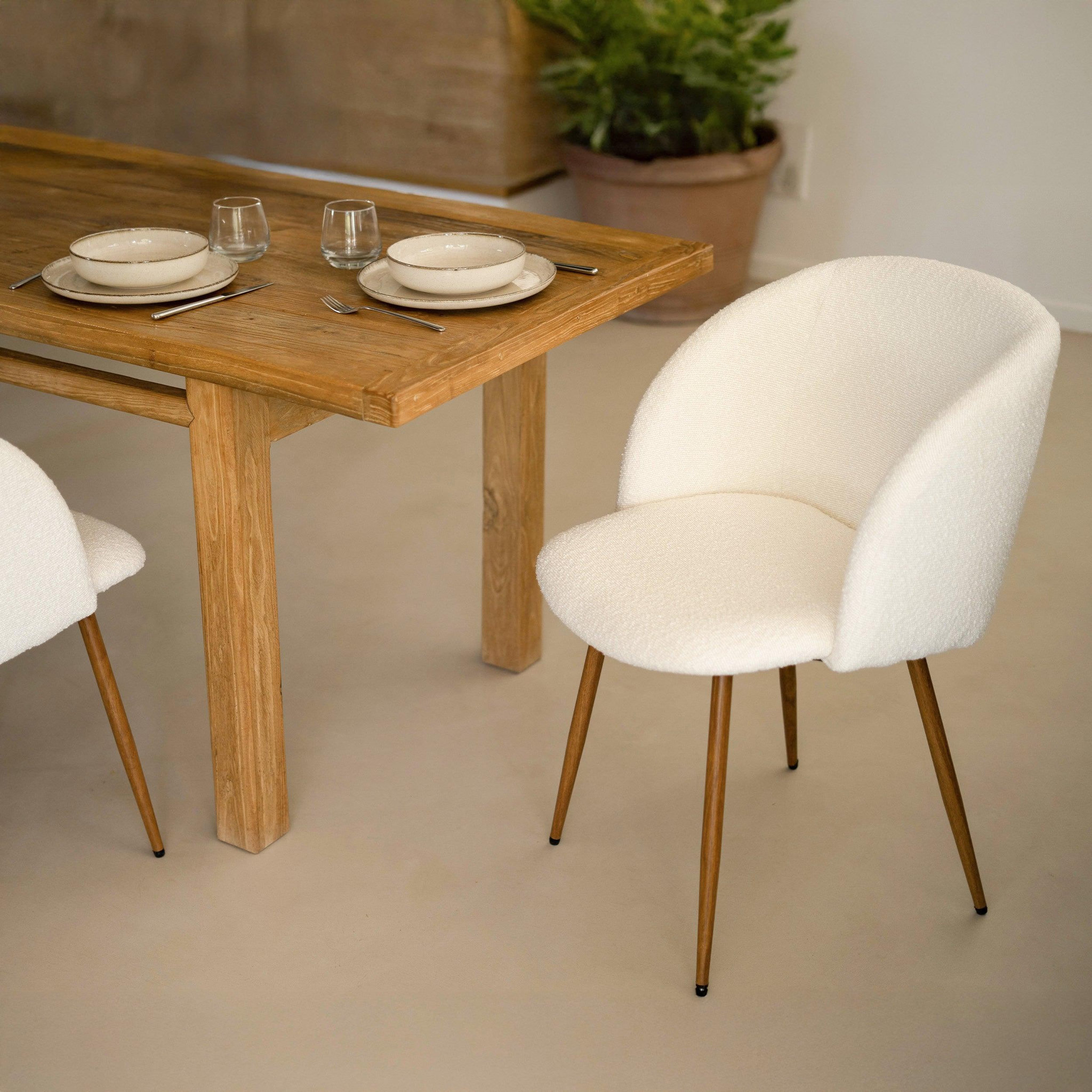 Voir la diapositive 5 : MAISON PAVANE Lot de 2 chaises en tissu bouclé beige-swan