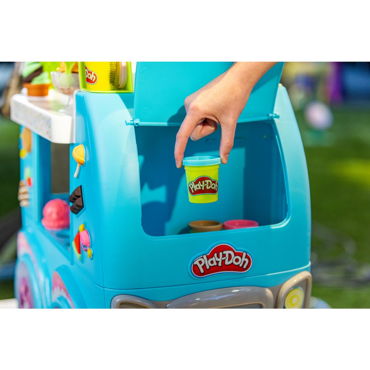 HASBRO Play-Doh Camion de glace géant, 27 accessoires et 12 pots de pâte à modeler, sons réalistes