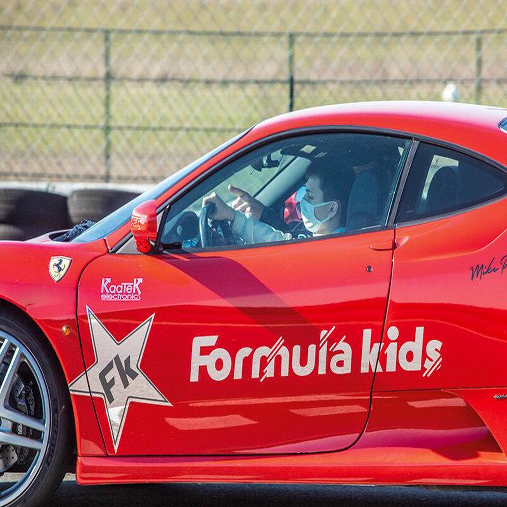 Voir la diapositive 2 : Smartbox Stage pilotage enfant : 5 ou 6 tours de circuit au volant d'une ferrari f430 - coffret cadeau sport & aventure