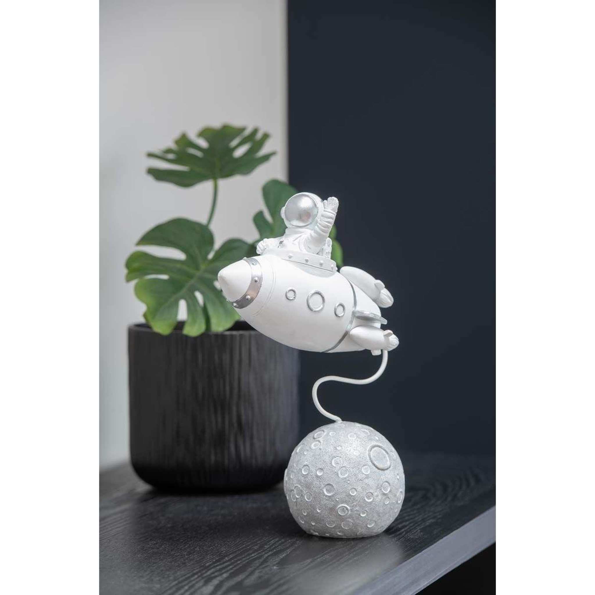 Voir la diapositive 2 : J-LINE Statuette déco  fusée astronaute  22cm blanc