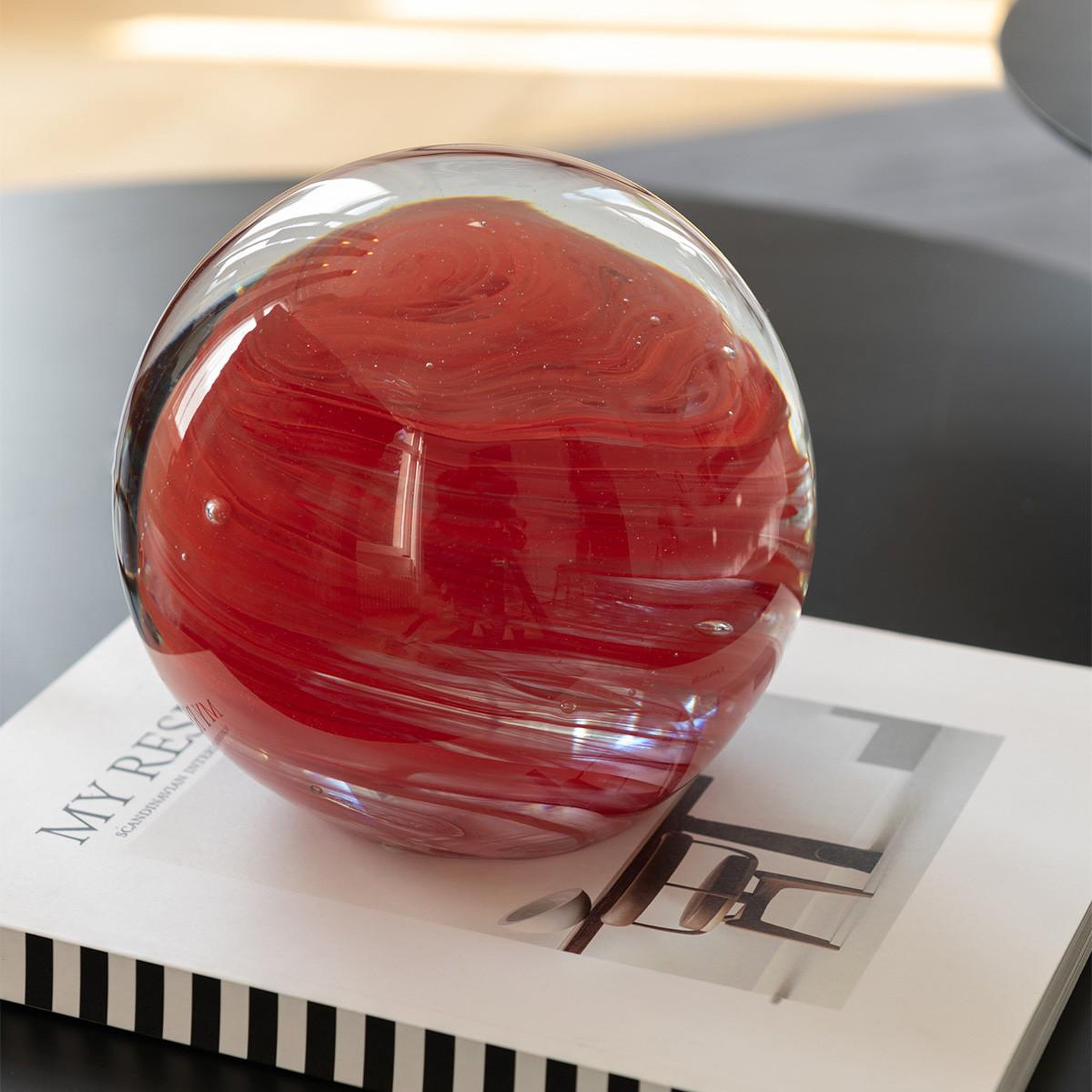 Voir la diapositive 3 : J-LINE Presse-papier en verre  twister  17cm rouge
