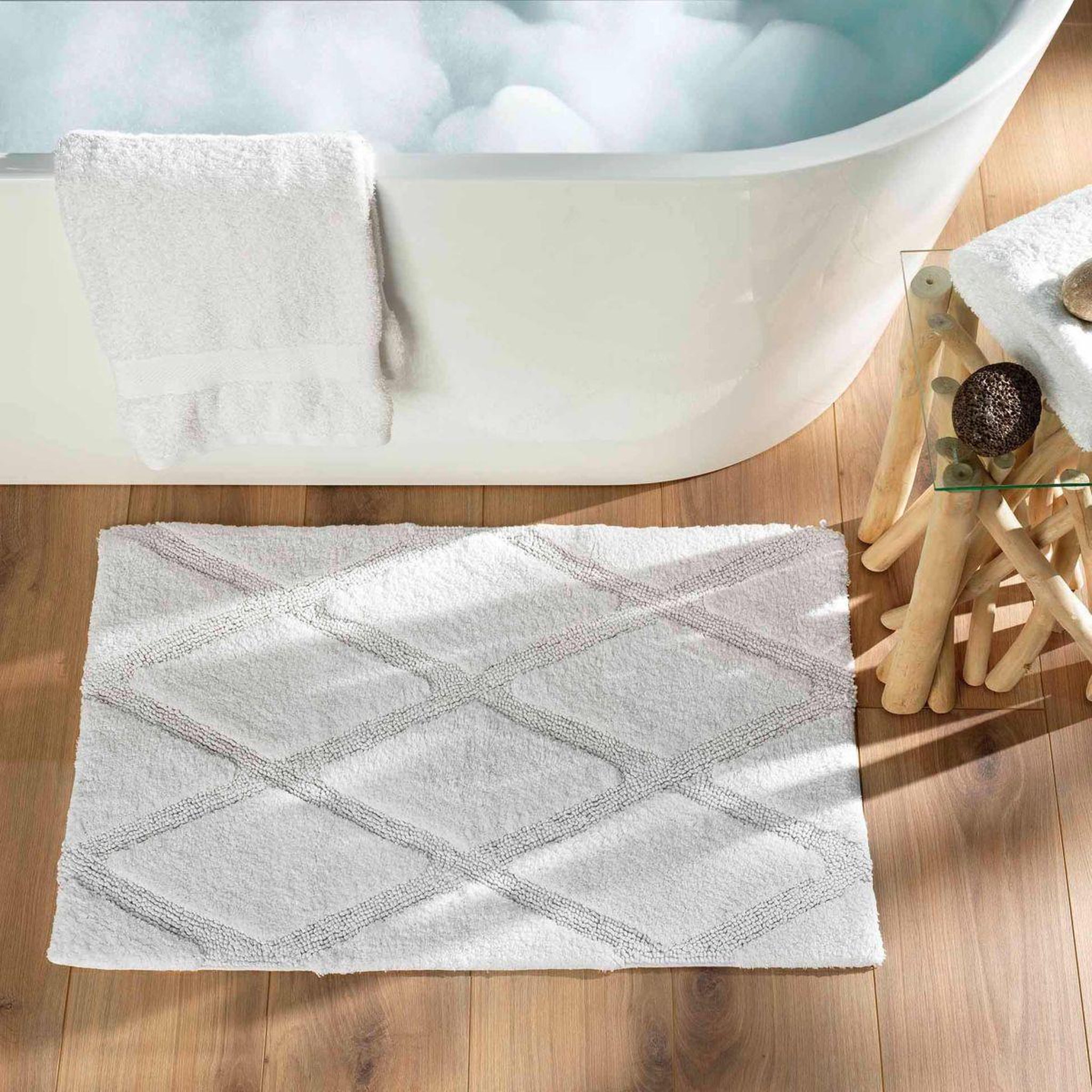 Voir la diapositive 5 : Douceur d'Intérieur Tapis de bain tufté  thais  50x80cm blanc
