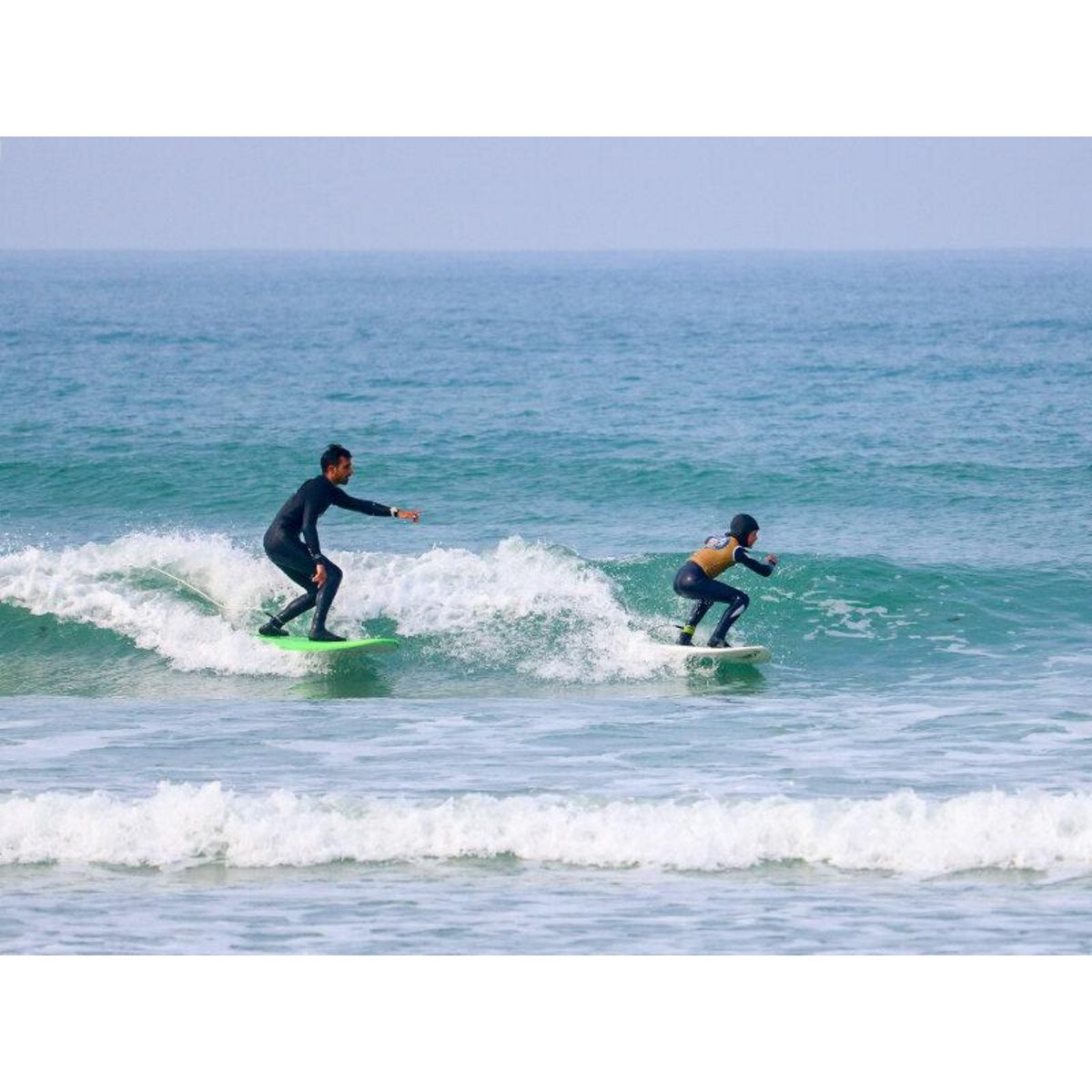 Smartbox Surf en famille : leçon d'1h30 pour 2 adultes et 1 enfant dans la baie d'Audierne - Coffret Cadeau Sport & Aventure