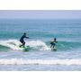 Voir la diapositive 2 : Smartbox Surf en famille : leçon d'1h30 pour 2 adultes et 1 enfant dans la baie d'Audierne - Coffret Cadeau Sport & Aventure