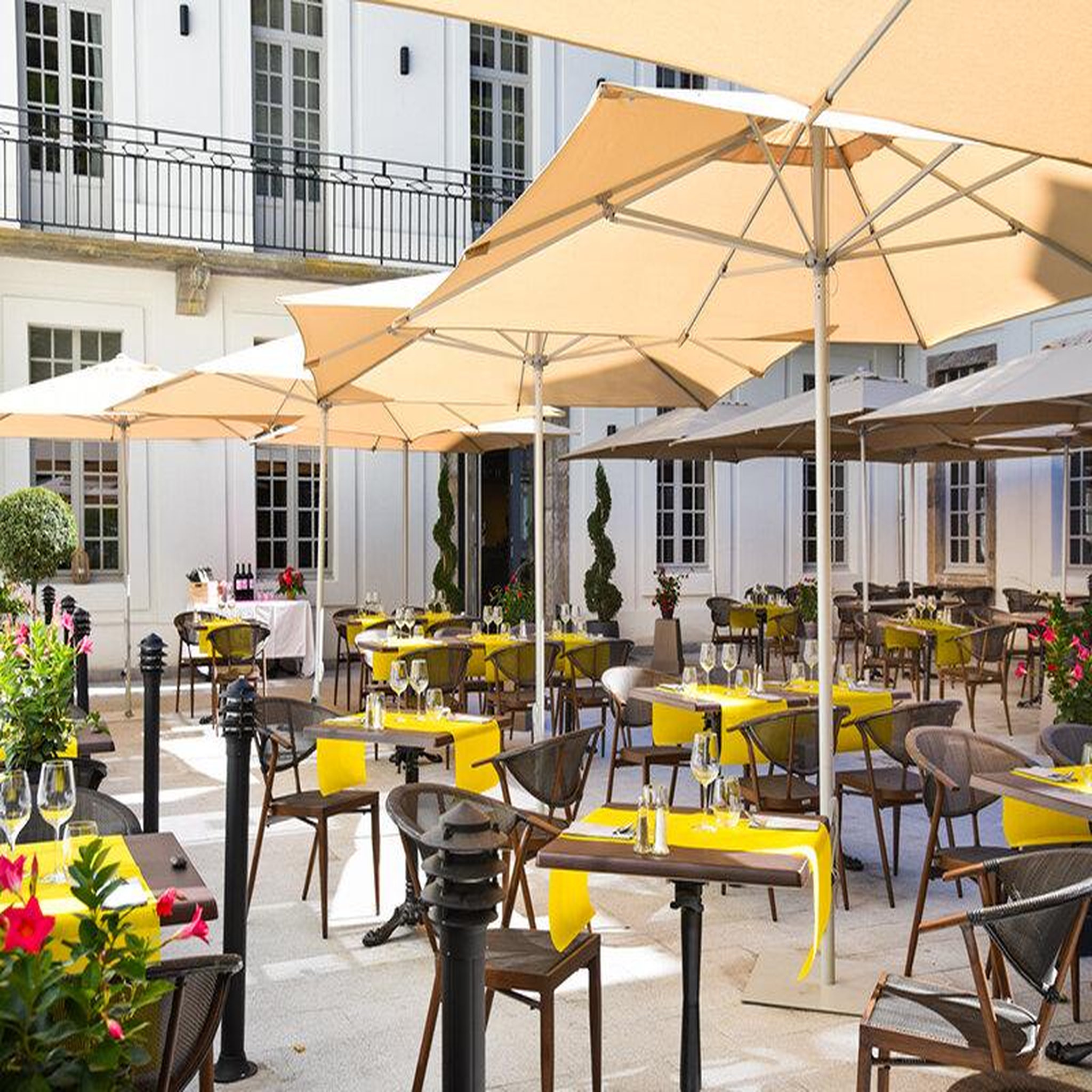 Voir la diapositive 3 : Smartbox Séjour de 3 jours à bagnères-de-luchon avec champagne en hôtel 4* - coffret cadeau séjour