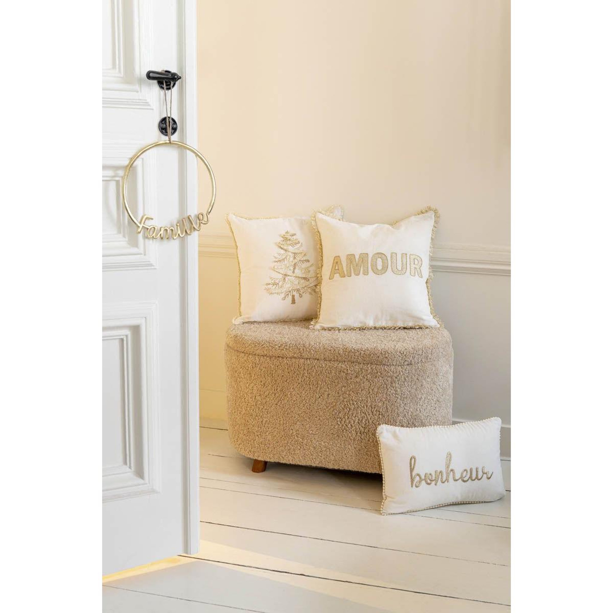 Voir la diapositive 5 : J-LINE Coussin déco amour  ellis  45x45cm blanc