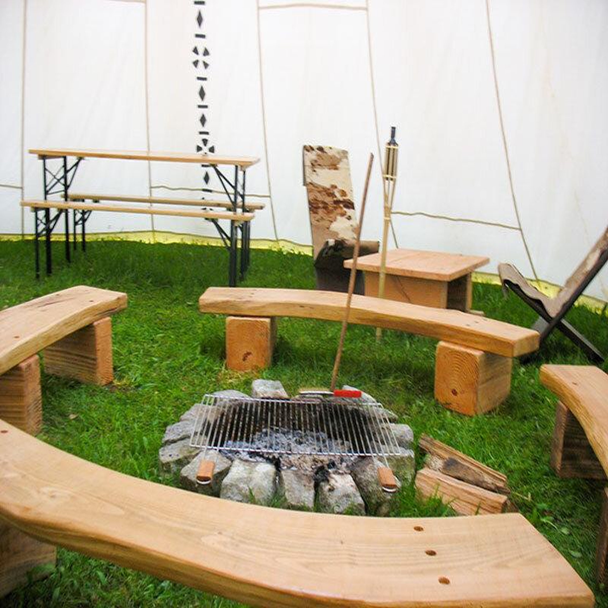 Voir la diapositive 4 : Smartbox Séjour insolite en tipi de 5 jours près de Limoges - Coffret Cadeau Séjour