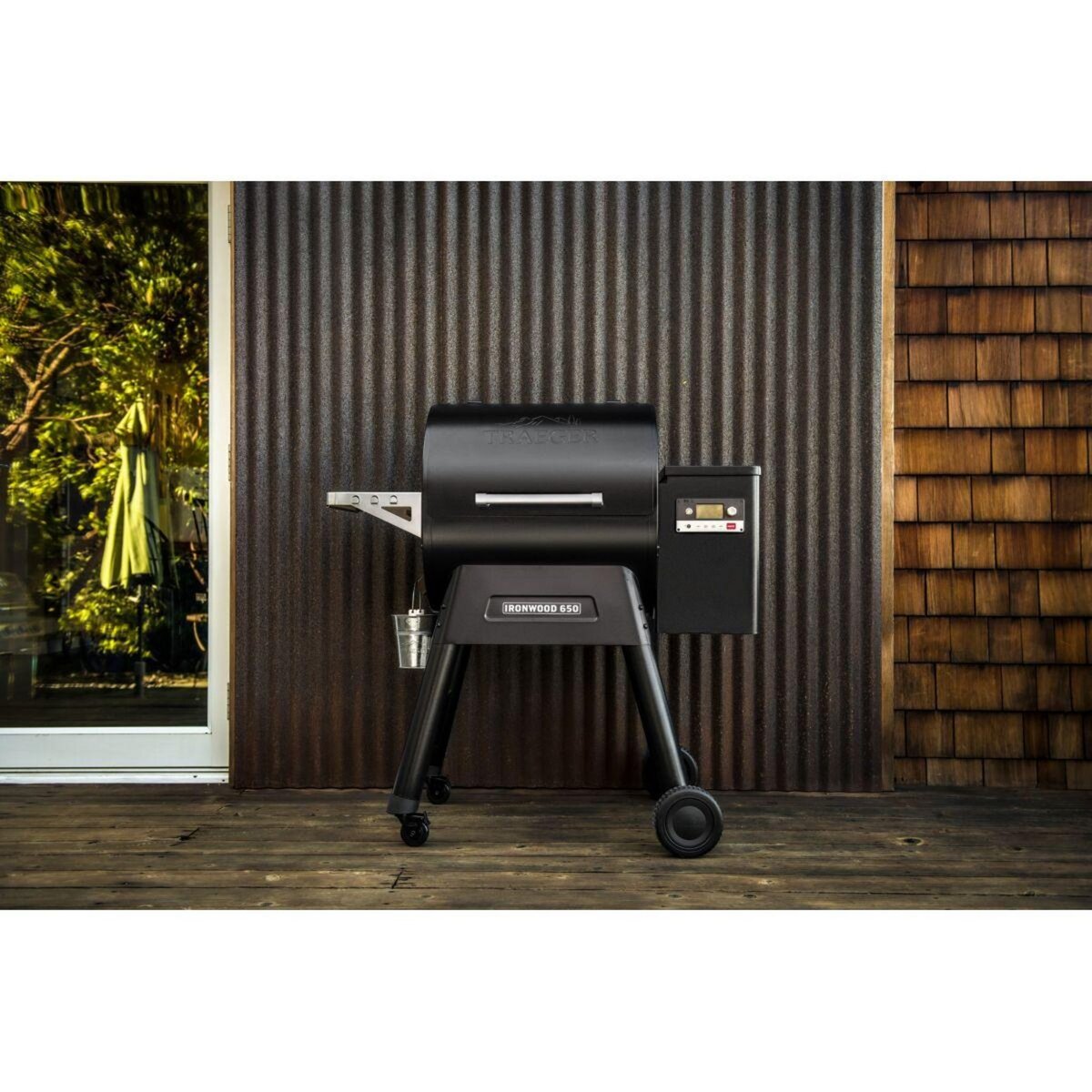TRAEGER Barbecue pellet IRONWOOD 885 noir sur chariot, grille haute 76x26.5 cm, grille basse 76x48 cm