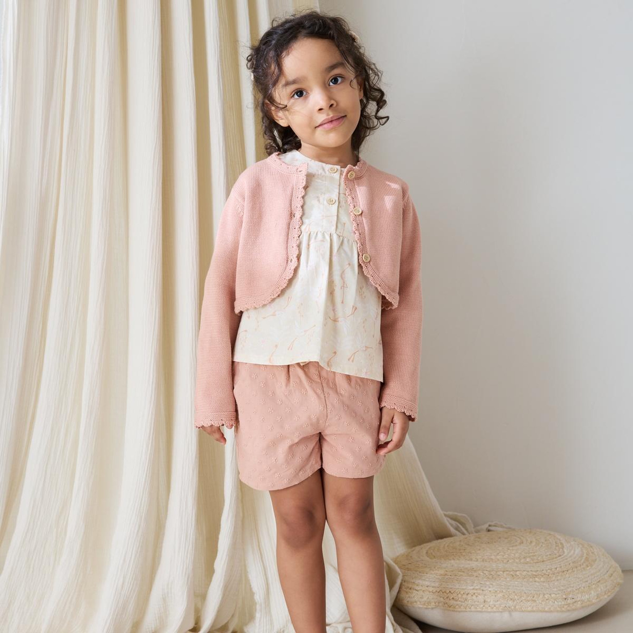 Voir la diapositive 4 : Petit Béguin Gilet enfant en tricot poésie d'été
