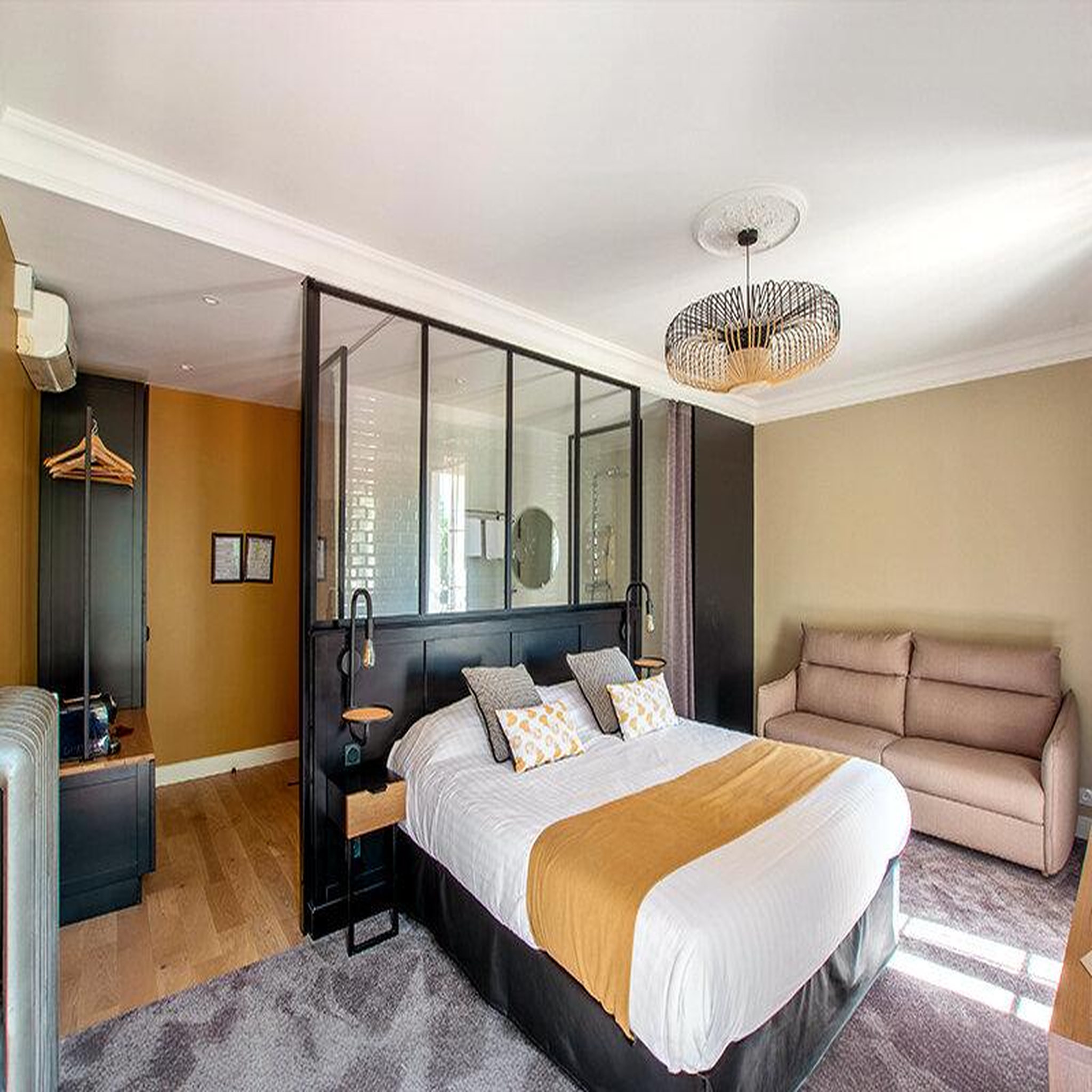 Voir la diapositive 2 : Smartbox Multi-séjour Prestige avec diner gourmet et séance spa pour les amoureux - Coffret Cadeau Multi-thèmes