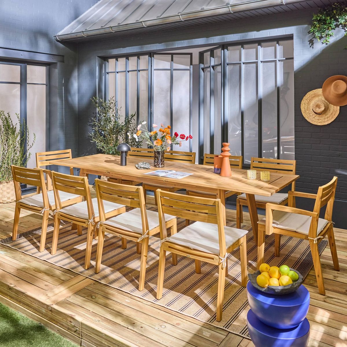 SWEEEK Table de jardin extensible bois d'acacia + 10 assises 2 fauteuils 8 chaises PALENA et MERINA 275 x 100 x 75 cm naturel et beige