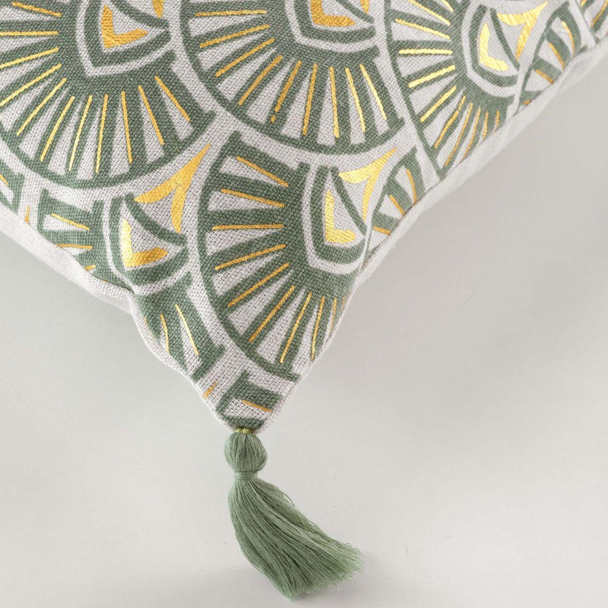 Voir la diapositive 3 : Douceur d'Intérieur Coussin déco pompons  icare  45x45cm vert