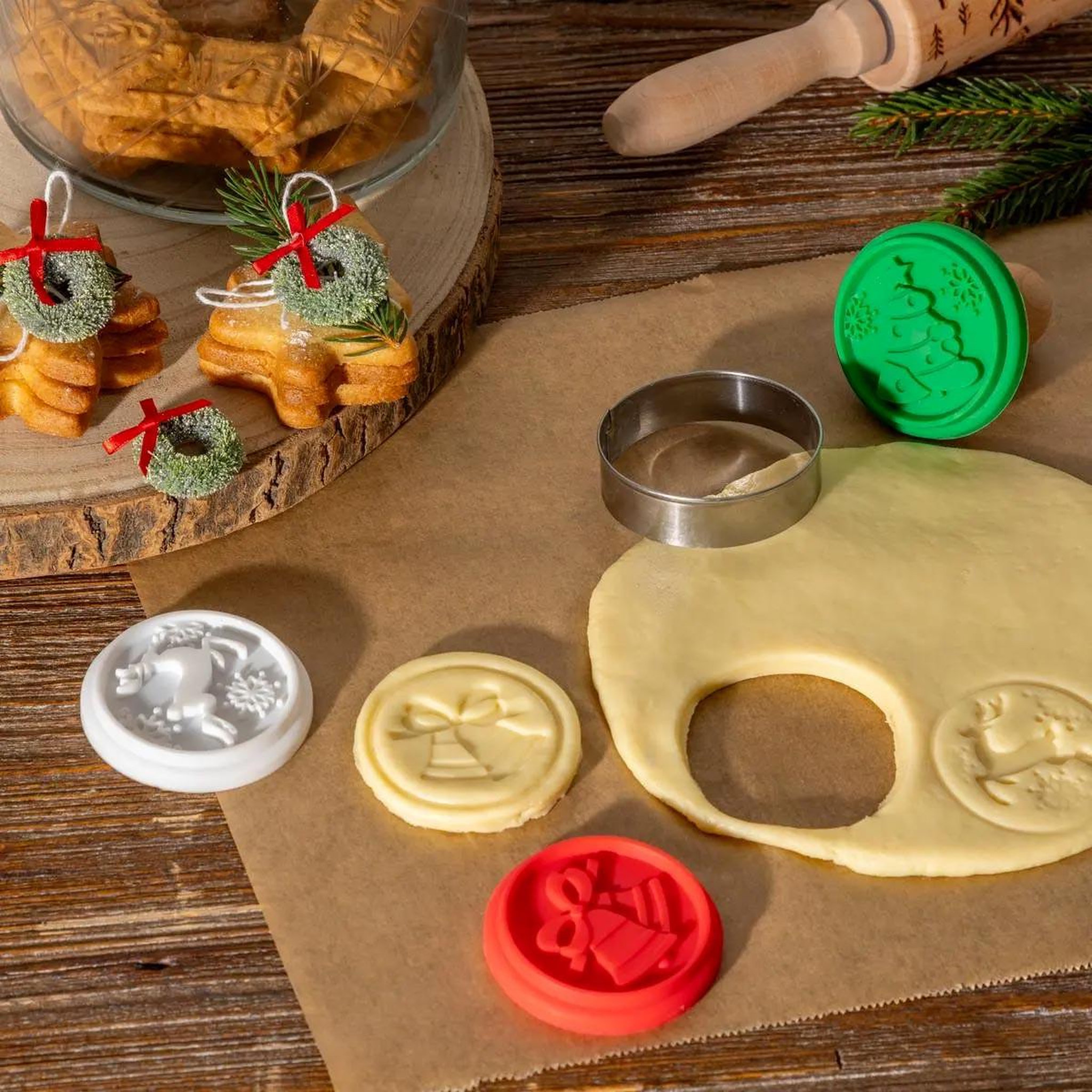 Voir la diapositive 6 : FIVE Tampon à biscuits 3 motifs  noël  6cm multicolore