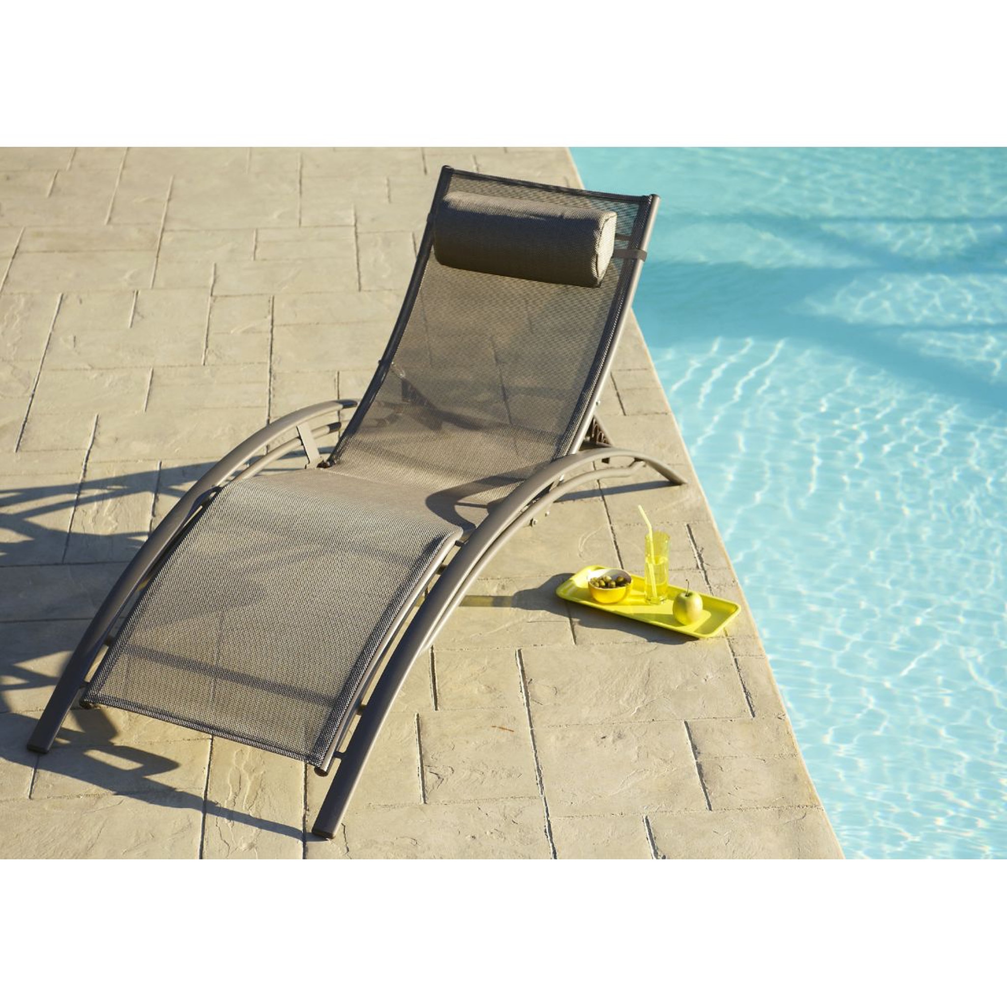 Voir la diapositive 3 : DCB GARDEN Lot de 2 bains de soleil - Aluminium et textilène - Cappuccino