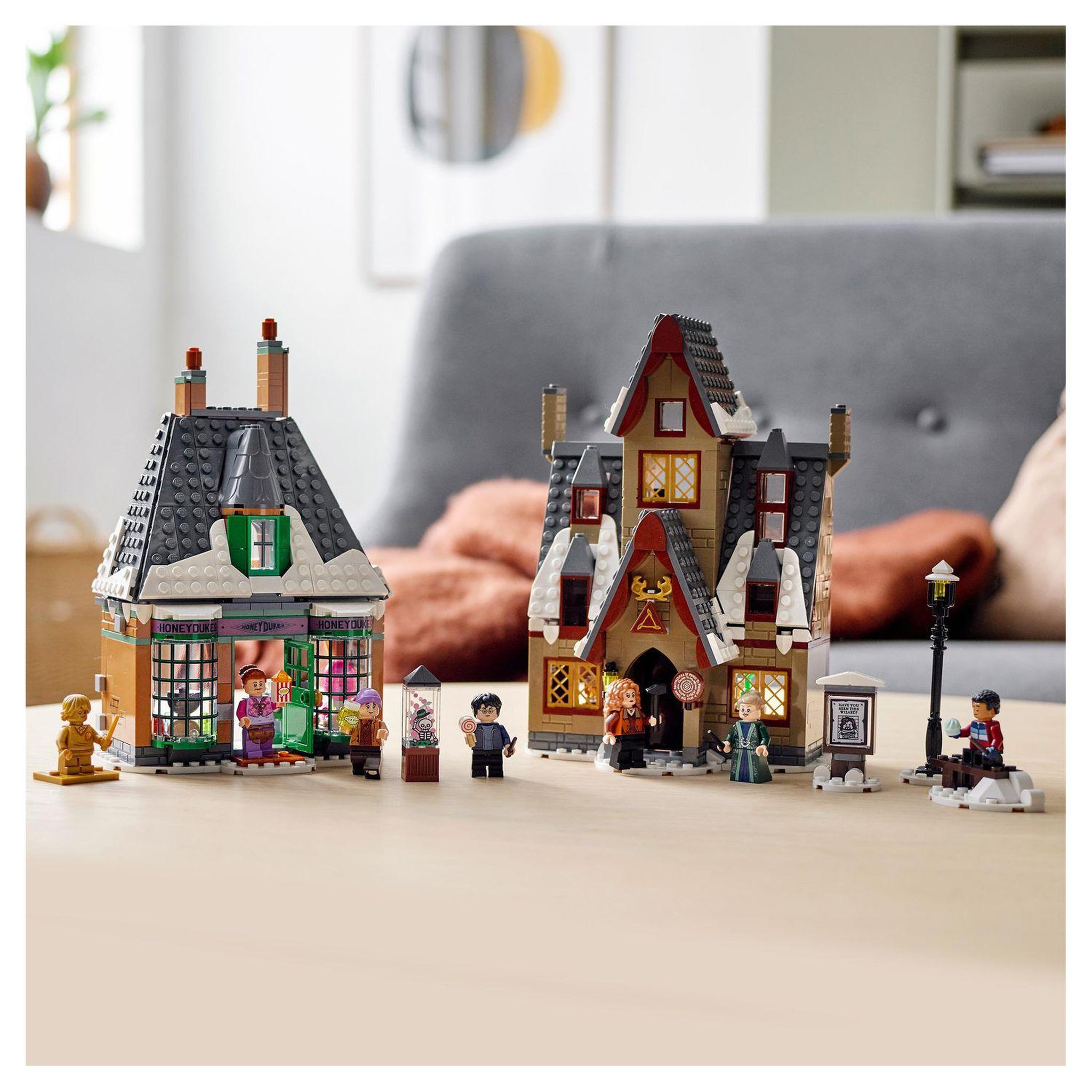 Voir la diapositive 7 : LEGO Harry Potter 76388 - Visite du village de Pré-au-Lard Edition 20ème Anniversaire