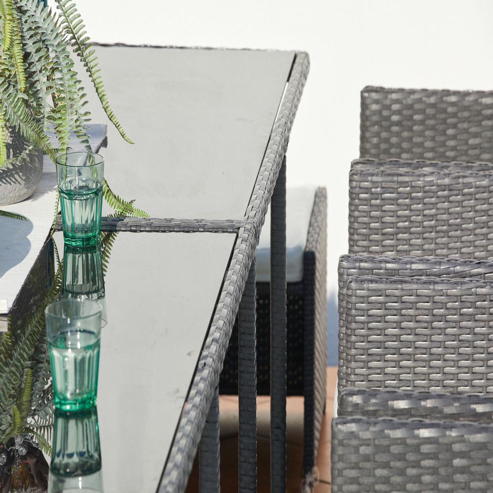 Voir la diapositive 4 : CONCEPT USINE Table et chaises 4 places encastrables en résine gris-blanc miami