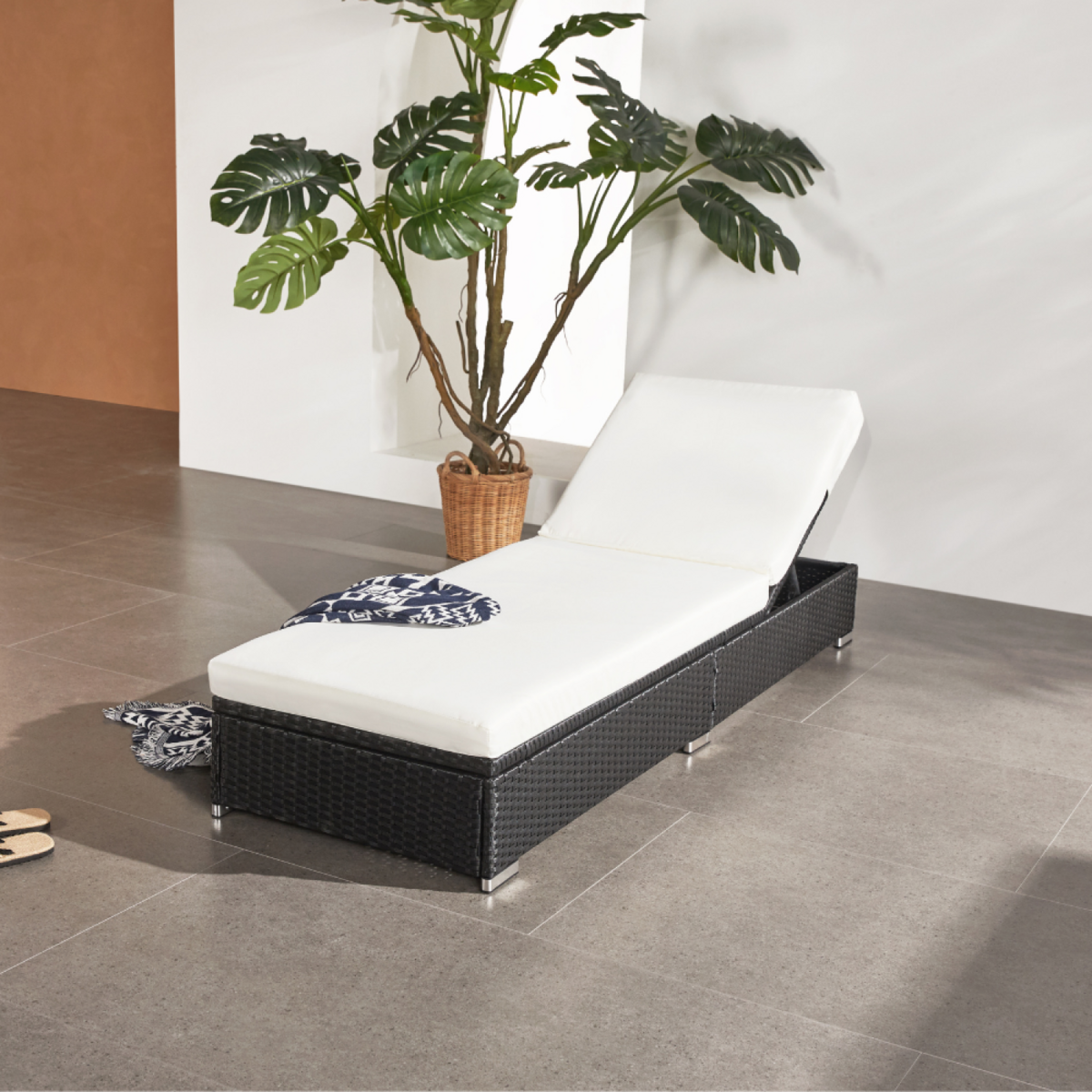 CONCEPT USINE Bain de soleil en résine tressée noir et matelas blanc SUNNY