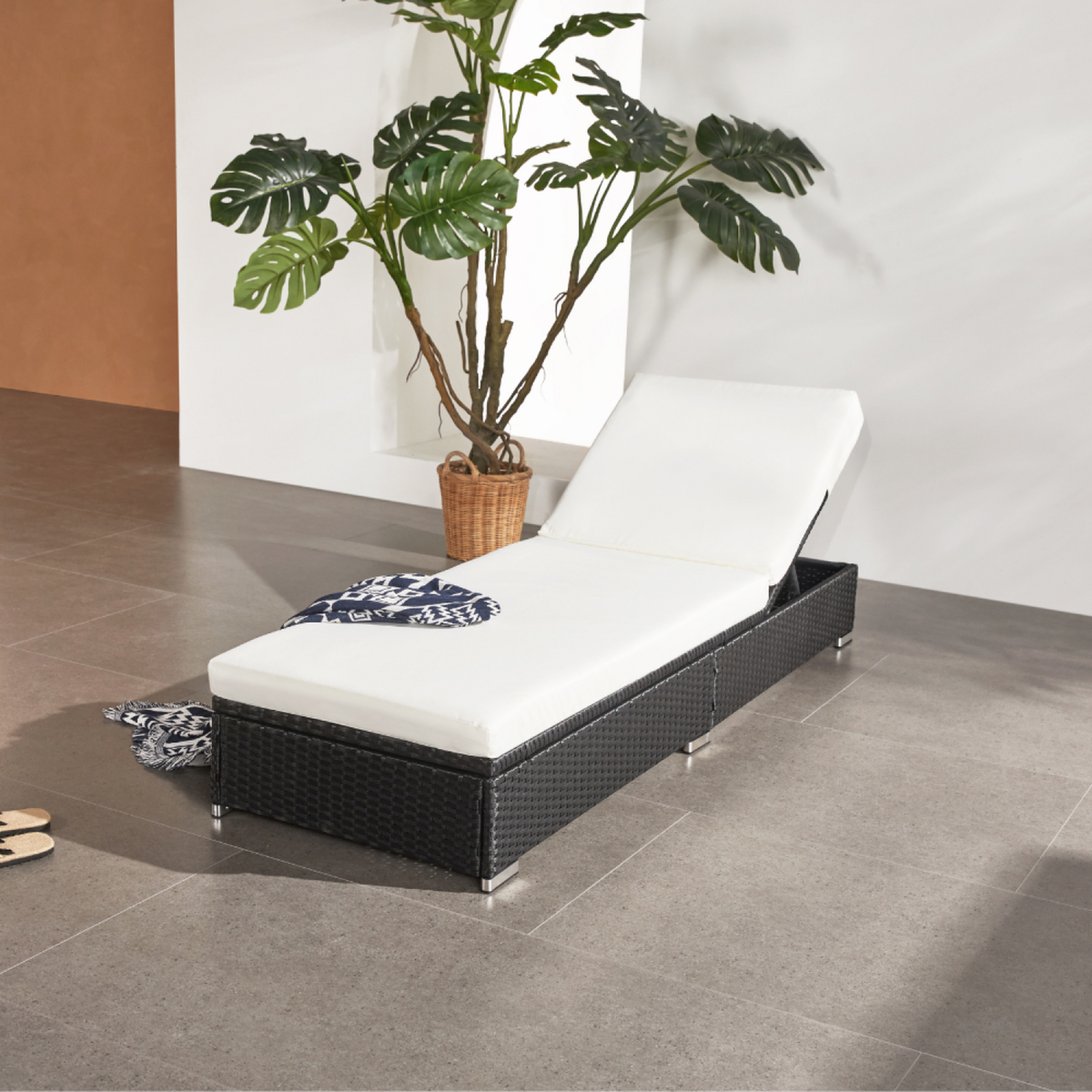 CONCEPT USINE Bain de soleil en résine tressée noir et matelas blanc SUNNY