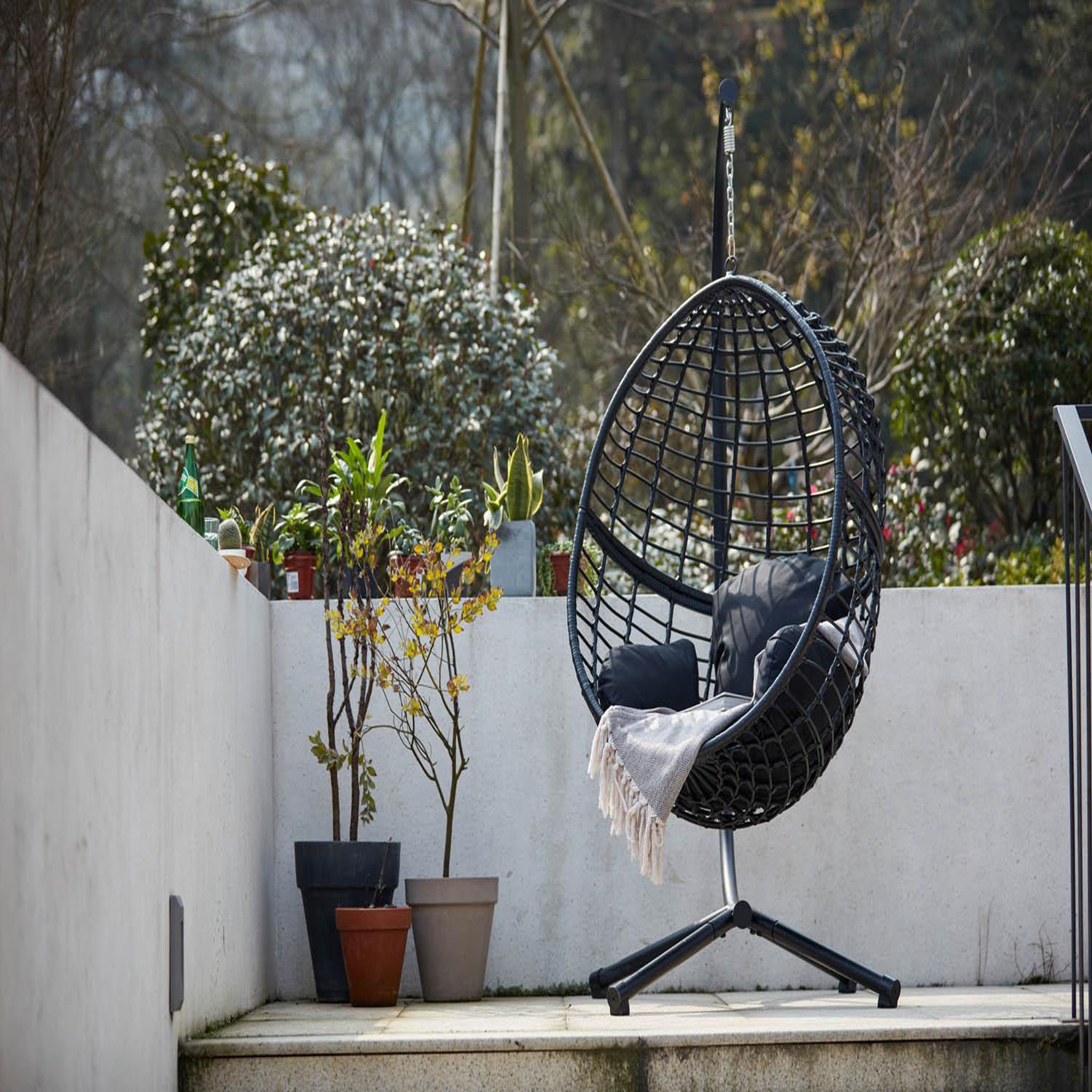 Voir la diapositive 2 : CONCEPT USINE Fauteuil suspendu en résine tressée noir AUROA