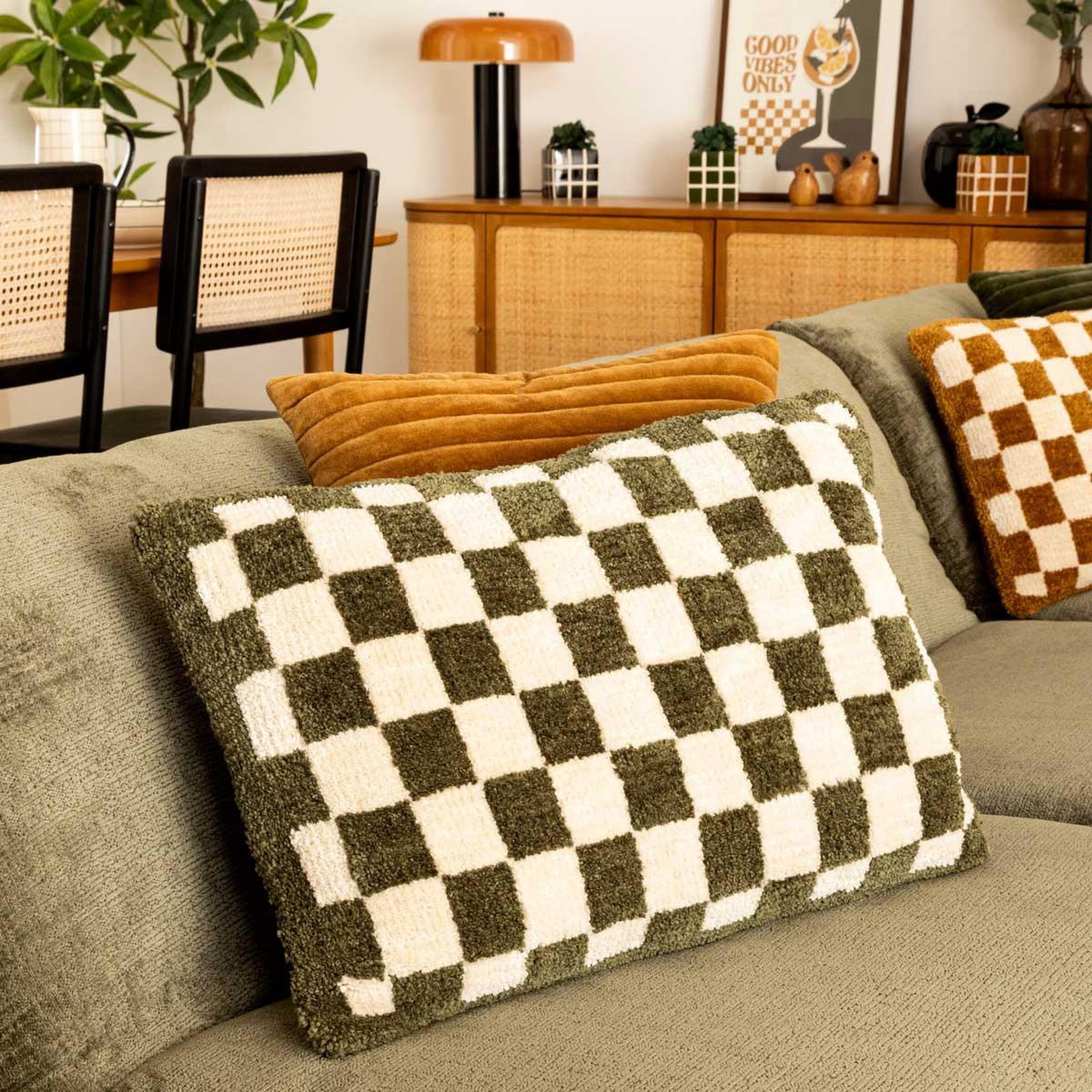 Voir la diapositive 4 : ATMOSPHERA Coussin tufté damier  itha  38x58cm kaki