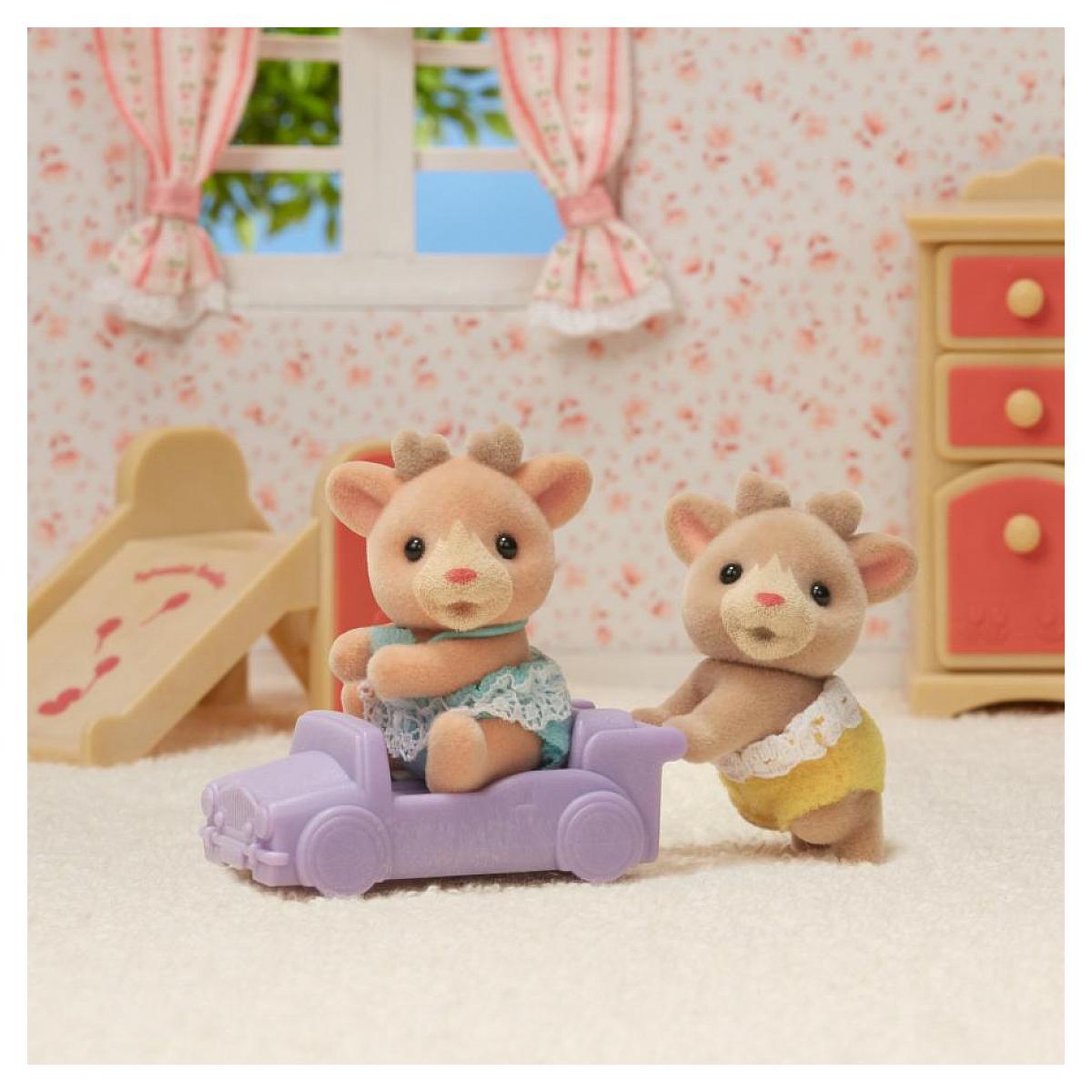 Voir la diapositive 3 : Sylvanian Families Les jumeaux renne - 5693 Sylvanian