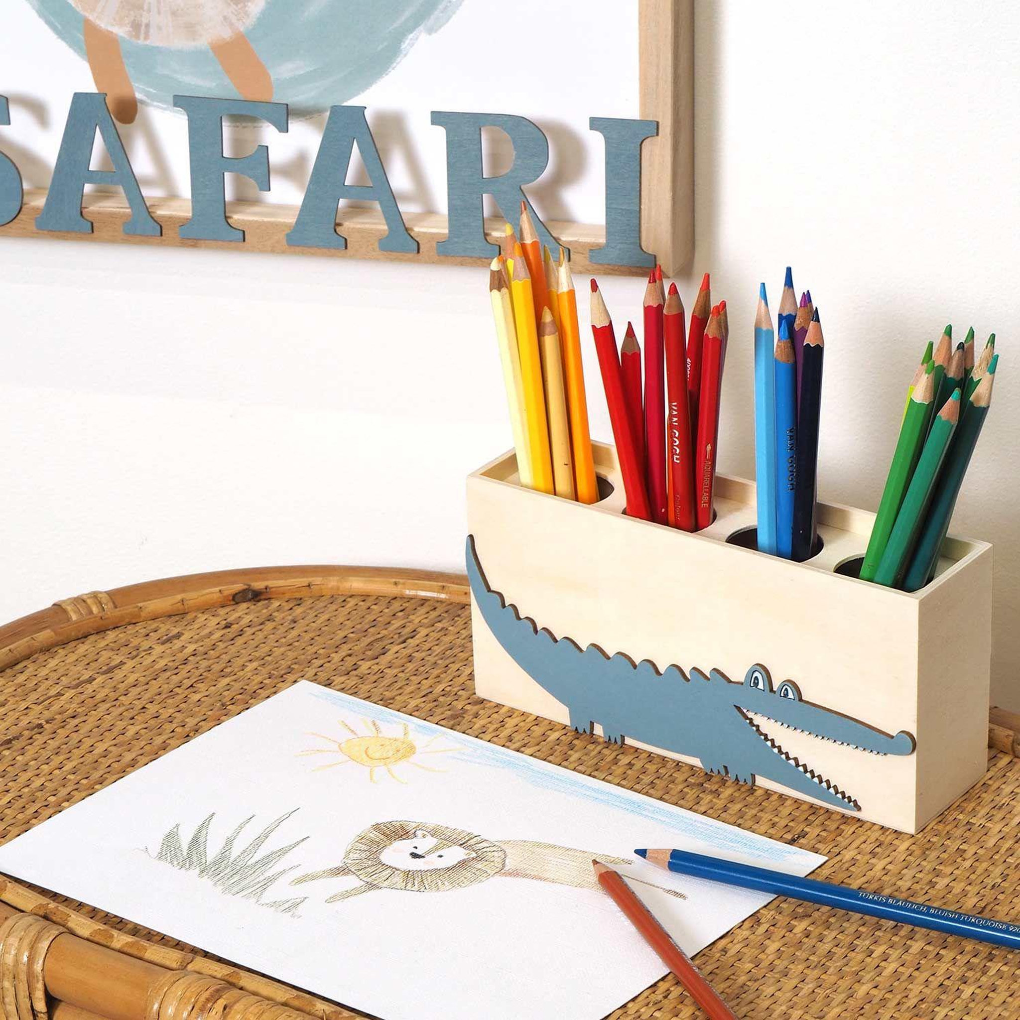 Voir la diapositive 4 : Artemio Pot à crayon crocodile en bois