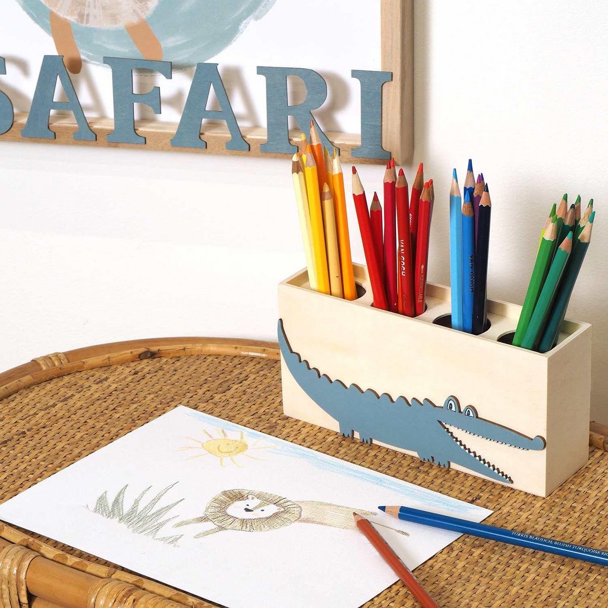 Artemio Pot à crayon crocodile en bois