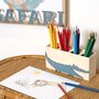 Voir la diapositive 4 : Artemio Pot à crayon crocodile en bois