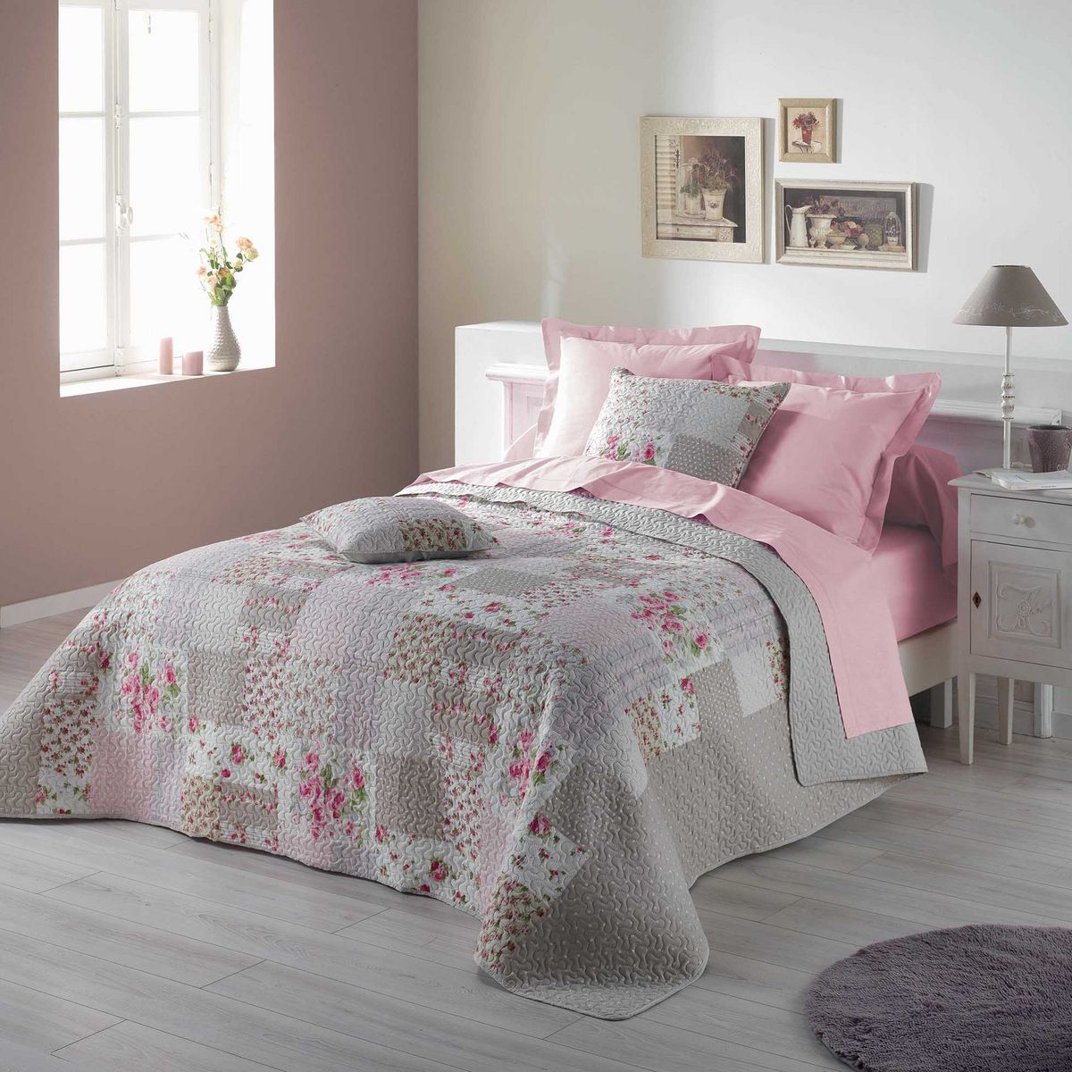 Boutis matelassé en microfibre surpiqures fleuri